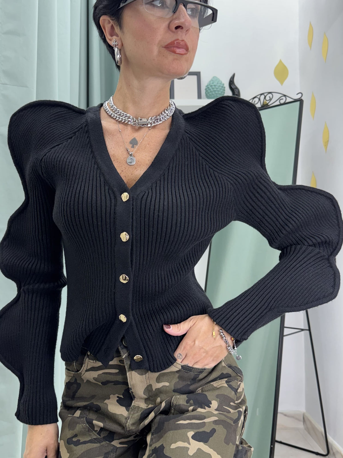 Cardigan Crop in Maglia a Coste con Maniche a Onde – Nero e Rosa