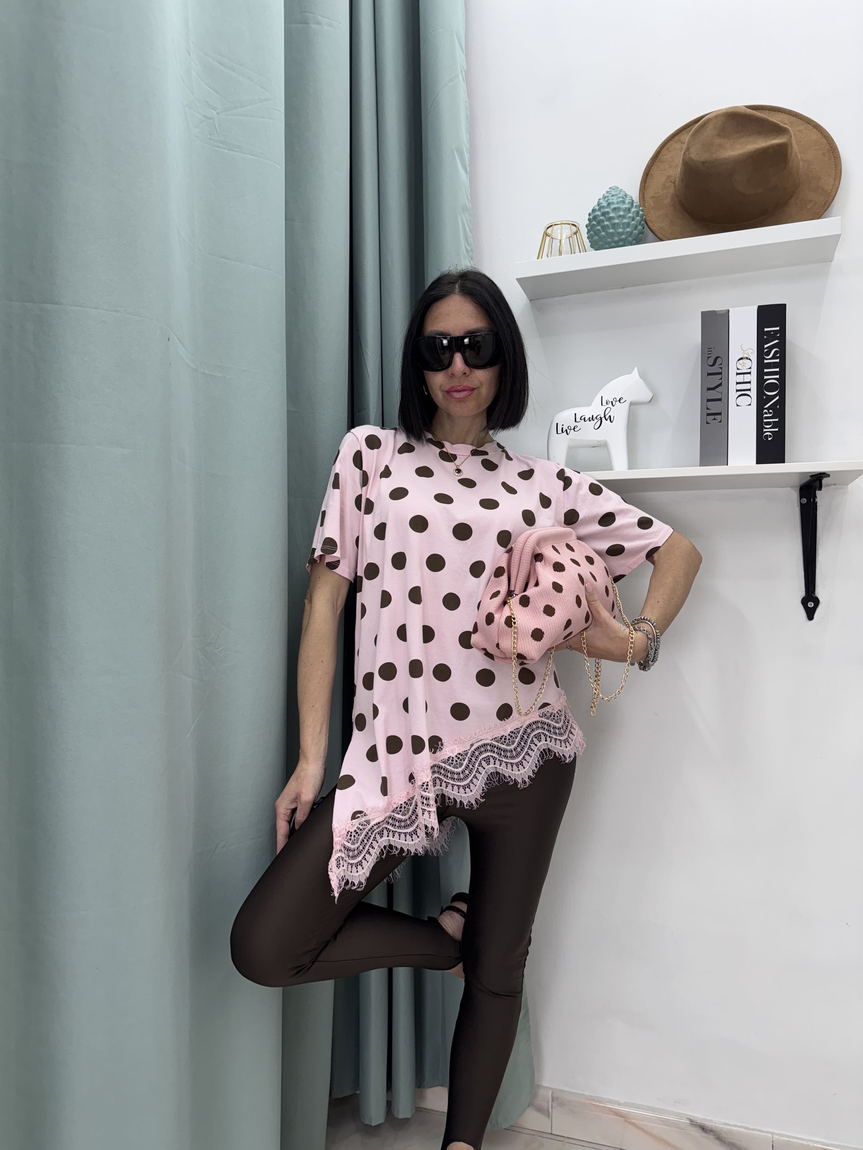 Maglia Asimmetrica a Pois con Bordo in Pizzo – Eleganza Casual Taglia unica