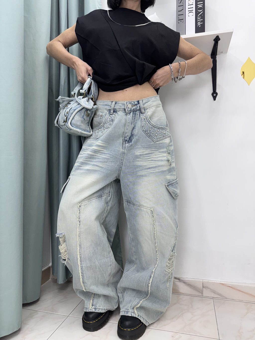 Jeans Balloon Lavaggio Chiaro con Borchiette e Dettagli Destroyed (guida alle taglie nei dettagli)