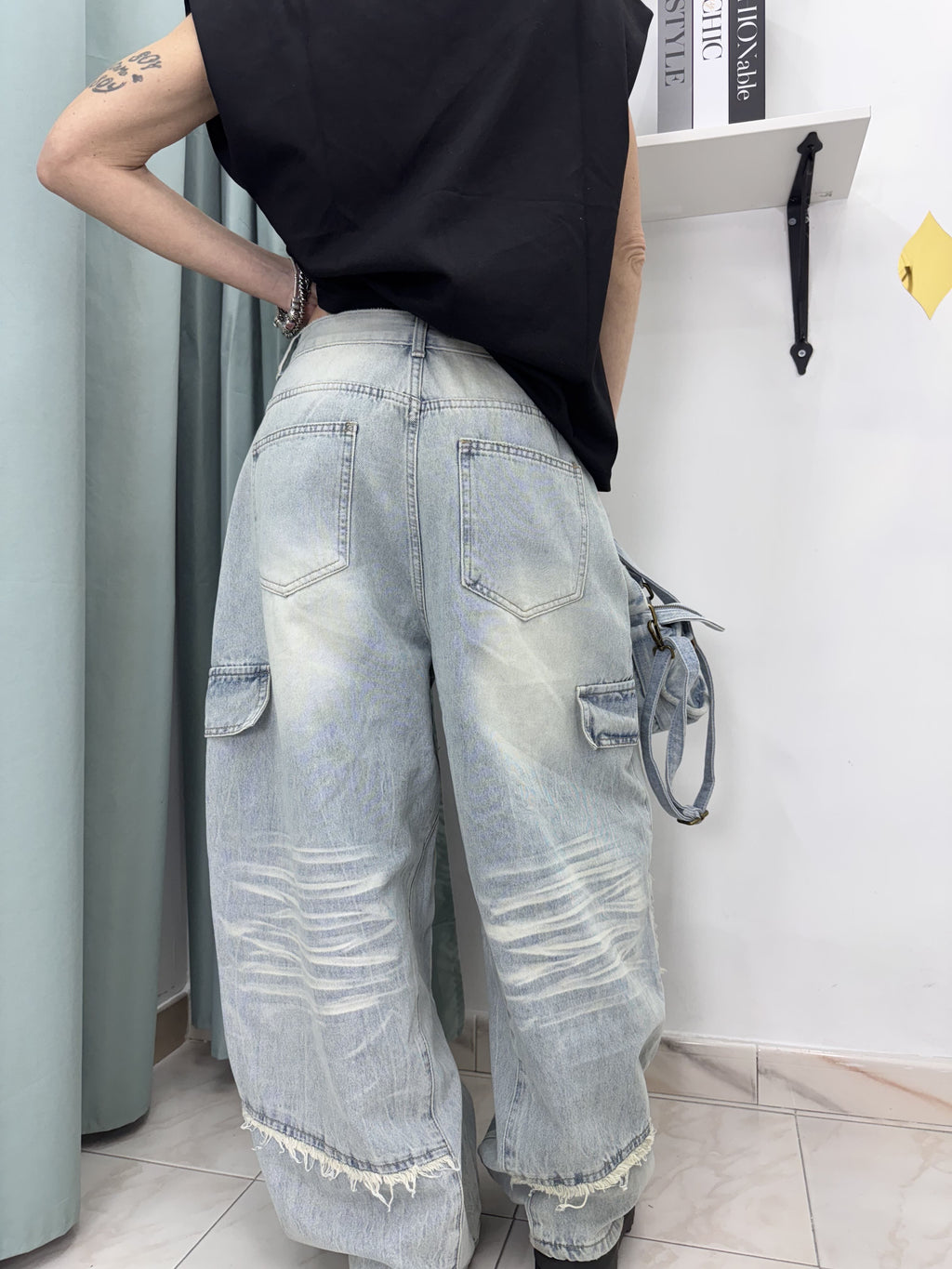 Jeans Balloon Lavaggio Chiaro con Borchiette e Dettagli Destroyed (guida alle taglie nei dettagli)
