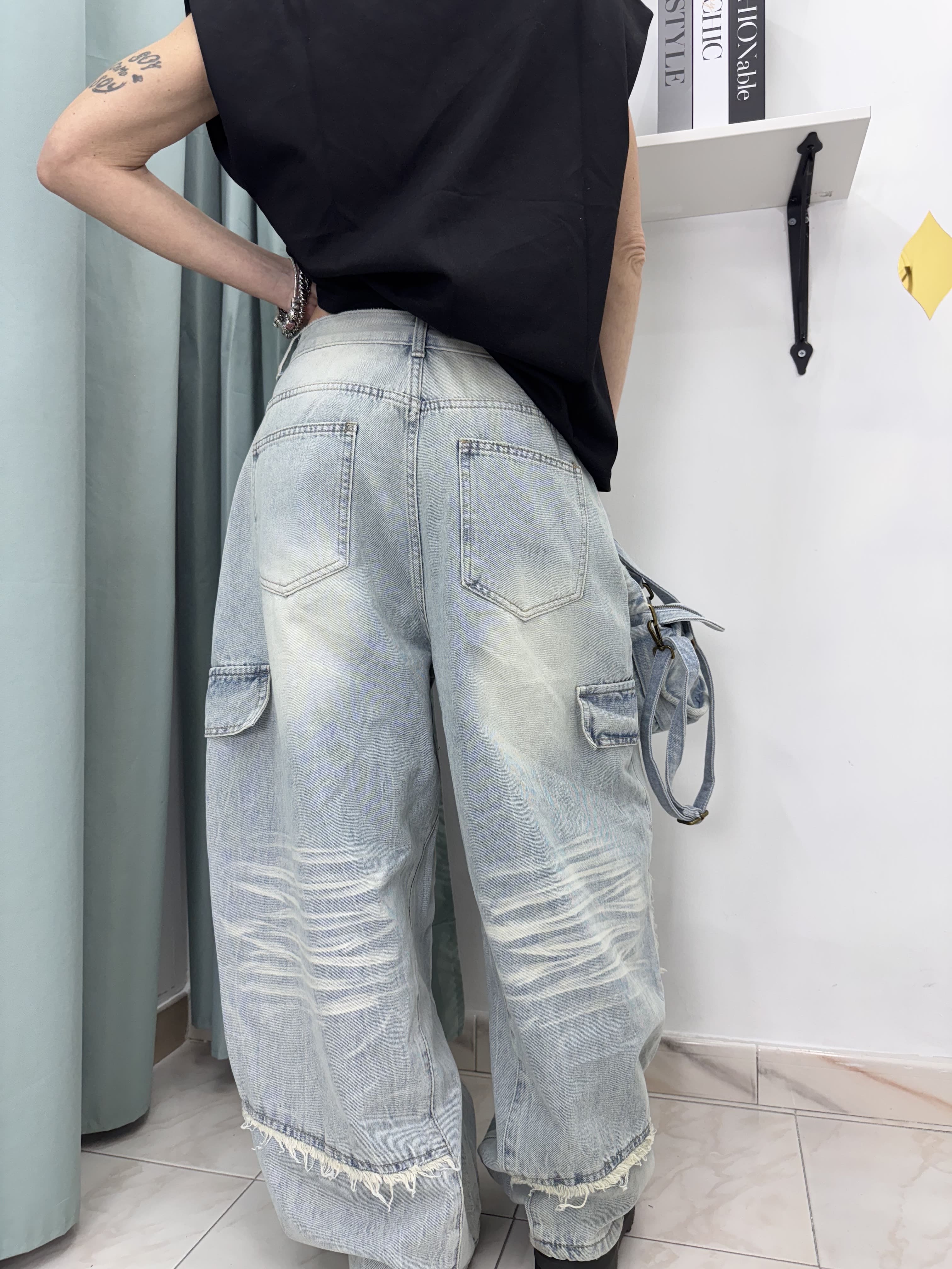 Jeans Balloon Lavaggio Chiaro con Borchiette e Dettagli Destroyed (guida alle taglie nei dettagli)