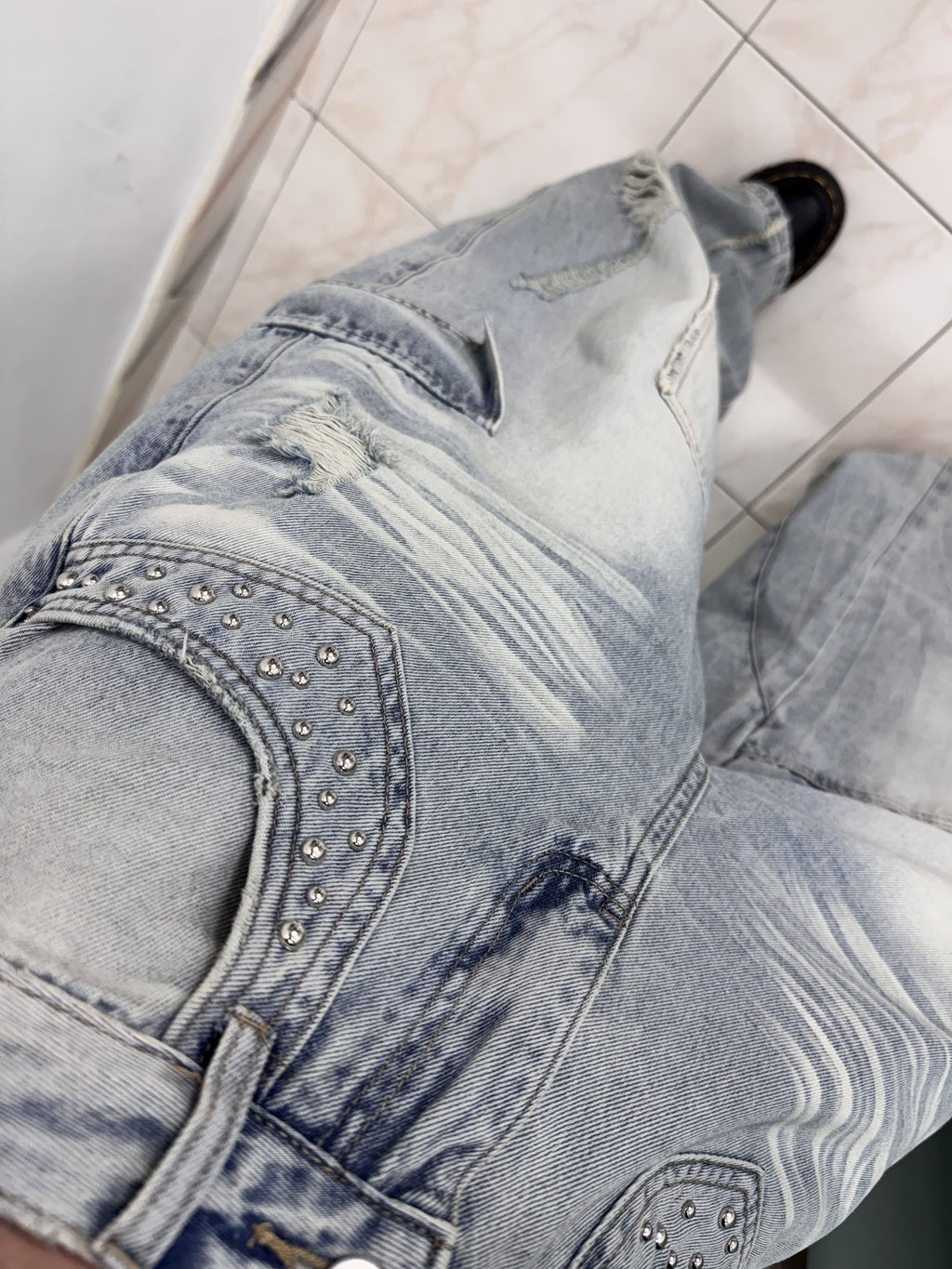 Jeans Balloon Lavaggio Chiaro con Borchiette e Dettagli Destroyed (guida alle taglie nei dettagli)