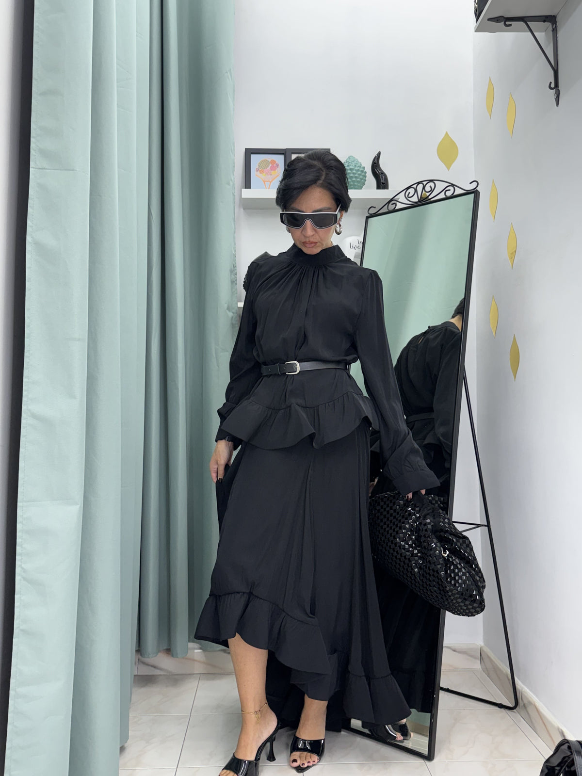 Coordinato Elegante Nero: Blusa Peplo con Cintura e Gonna Lunga con Volant