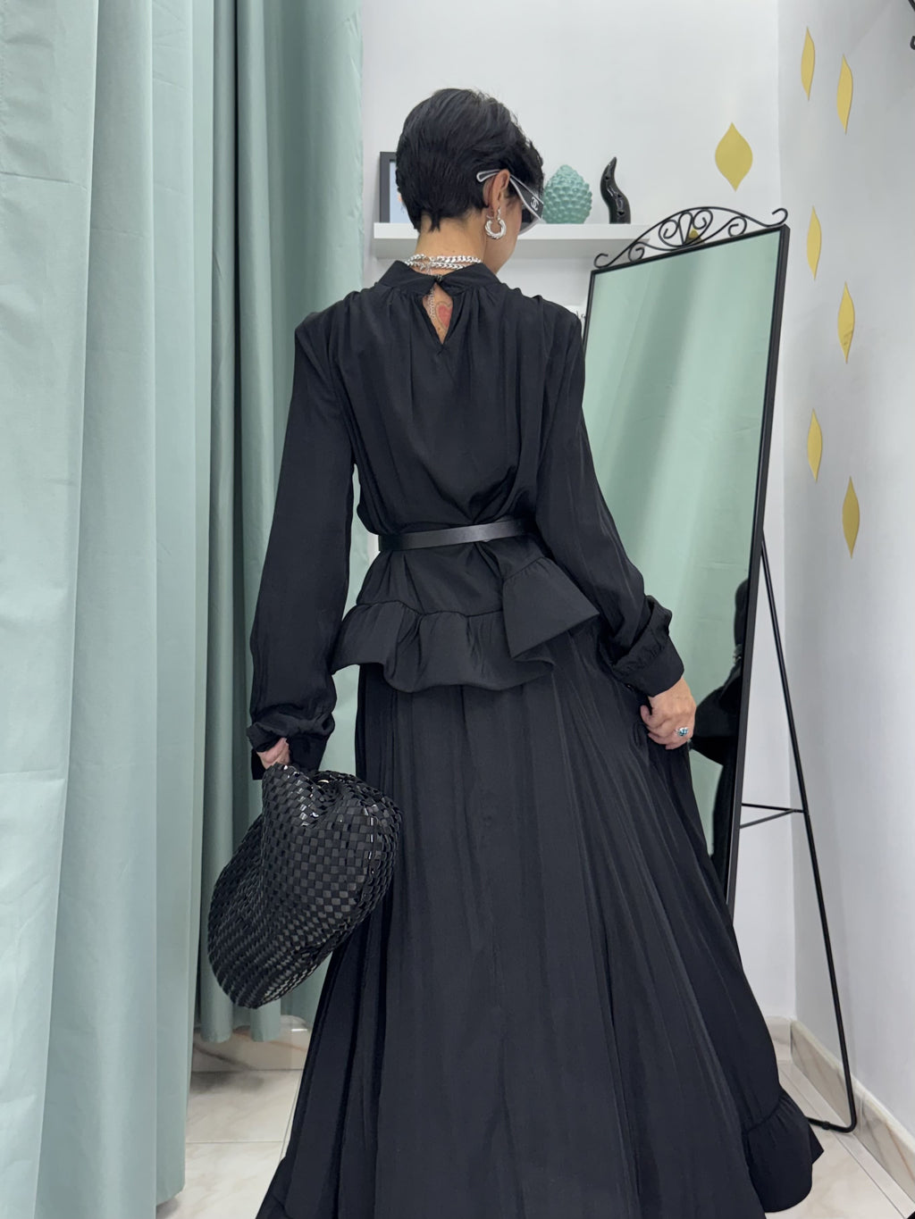 Coordinato Elegante Nero: Blusa Peplo con Cintura e Gonna Lunga con Volant