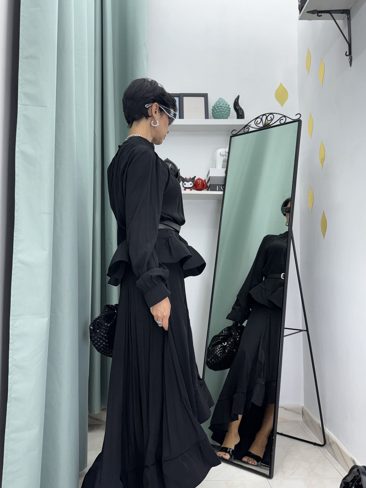 Coordinato Elegante Nero: Blusa Peplo con Cintura e Gonna Lunga con Volant