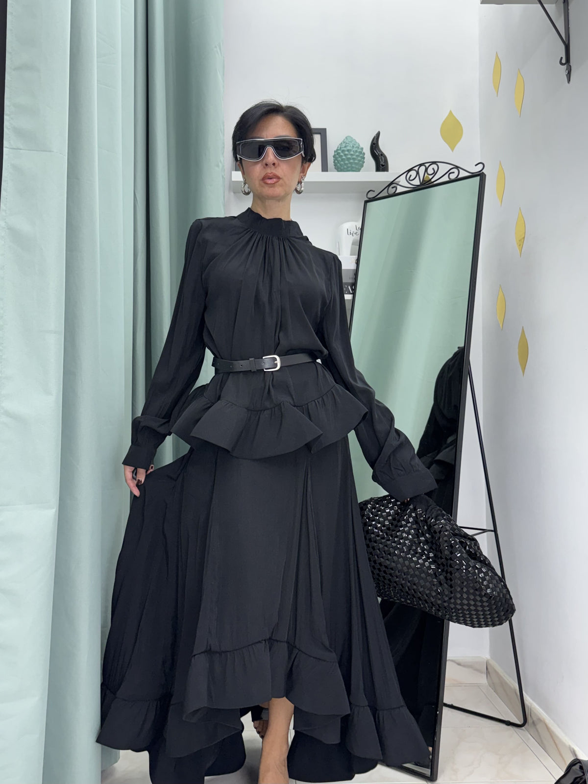 Coordinato Elegante Nero: Blusa Peplo con Cintura e Gonna Lunga con Volant