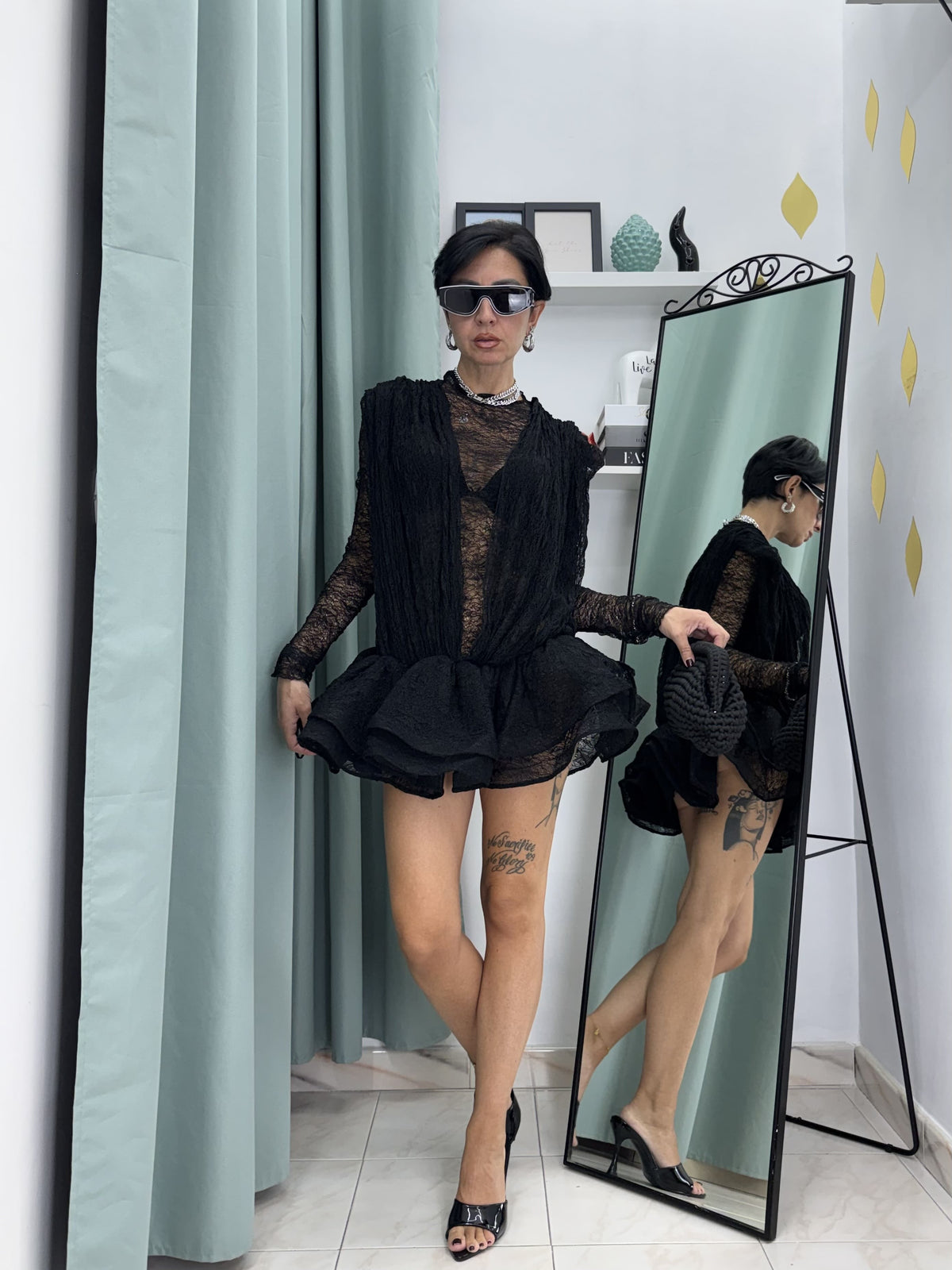Abito casacca 2 in 1 in pizzo nero trasparente con body e volant