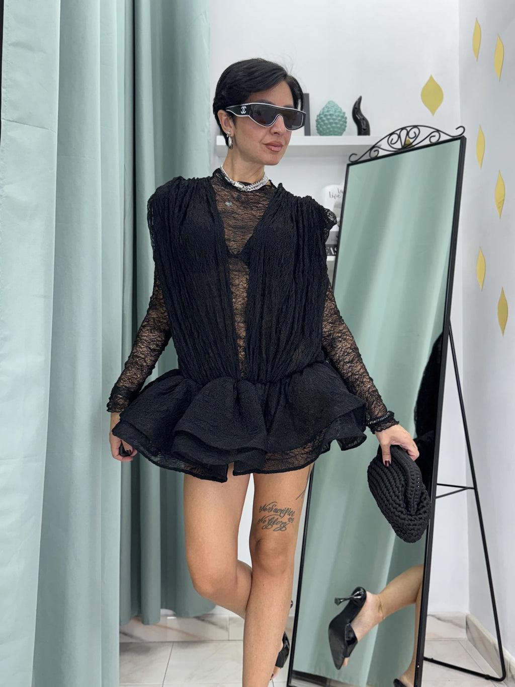 Abito casacca 2 in 1 in pizzo nero trasparente con body e volant