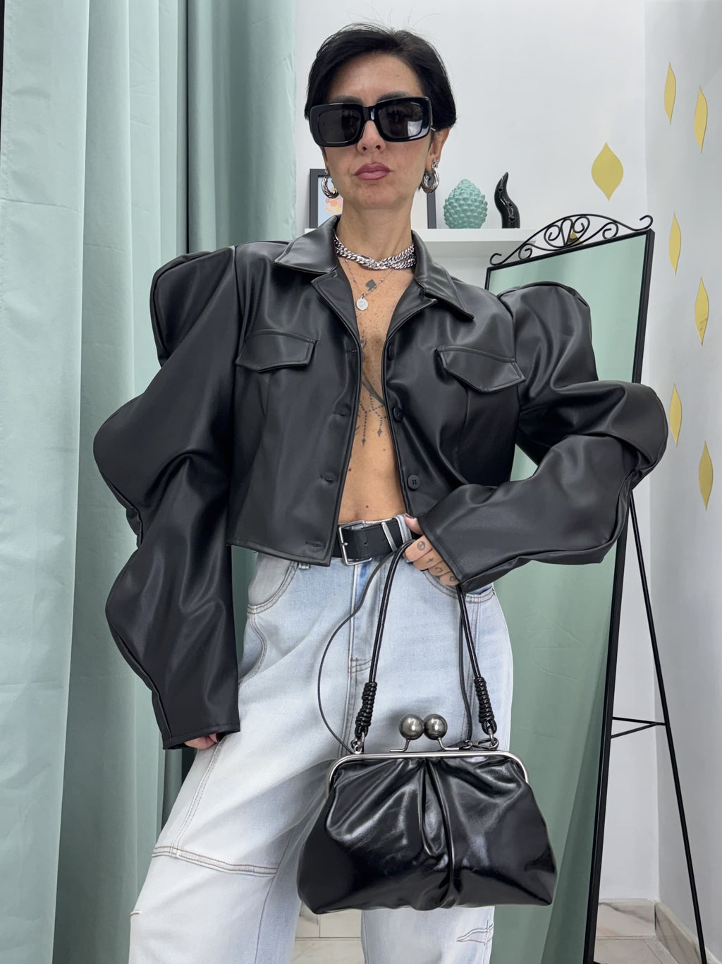 Giacca Crop in Similpelle Boxy Fit con Maniche ad Onde Scultura