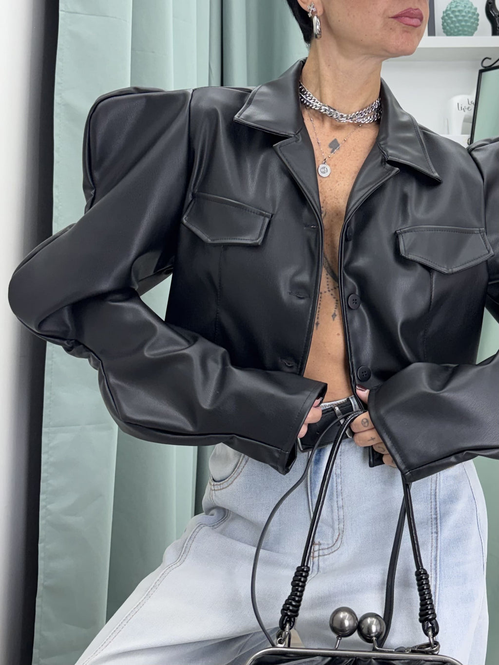 Giacca Crop in Similpelle Boxy Fit con Maniche ad Onde Scultura
