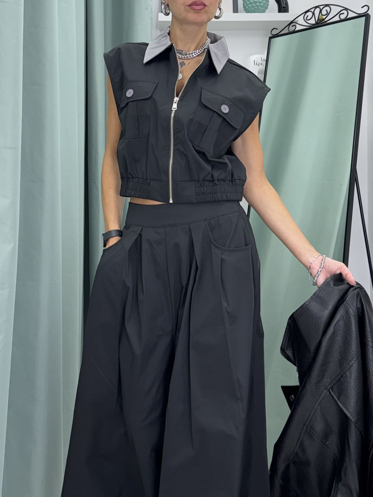 Coordinato in Stile Japan: Gilet Crop con Zip e Pantaloni Palazzo alla Caviglia