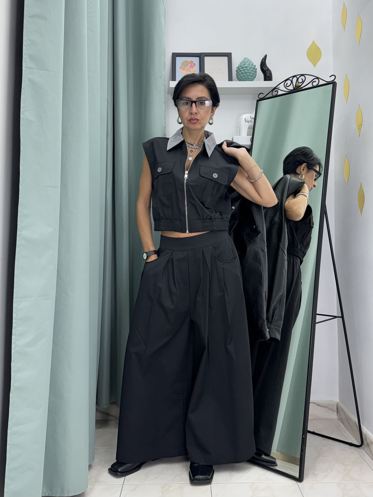 Coordinato in Stile Japan: Gilet Crop con Zip e Pantaloni Palazzo alla Caviglia