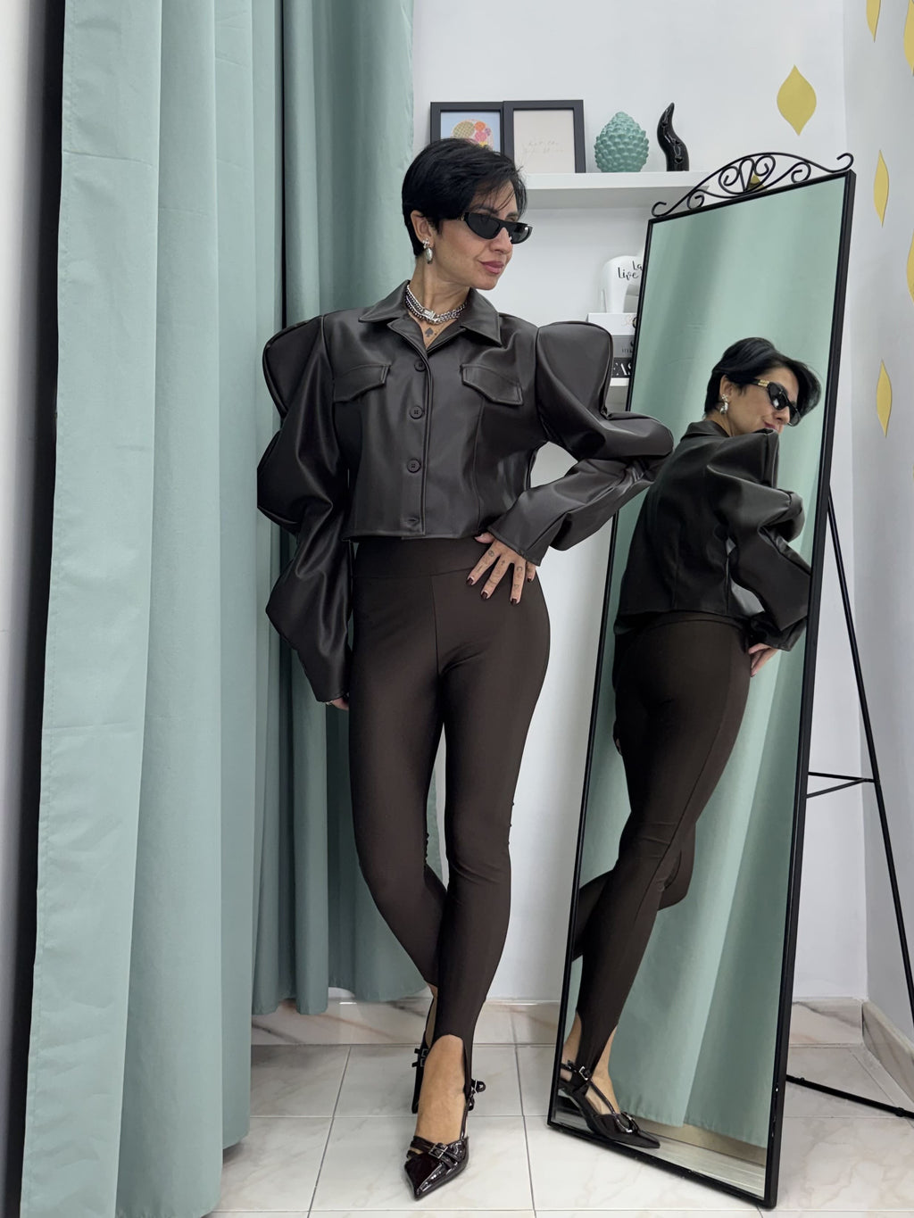 Giacca Crop in Similpelle Boxy Fit con Maniche ad Onde Scultura