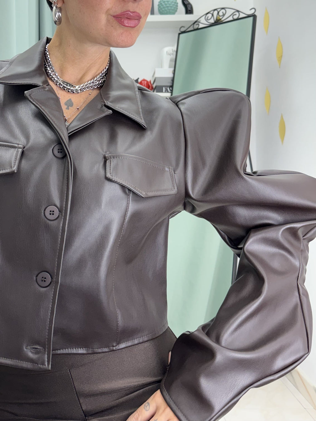 Giacca Crop in Similpelle Boxy Fit con Maniche ad Onde Scultura