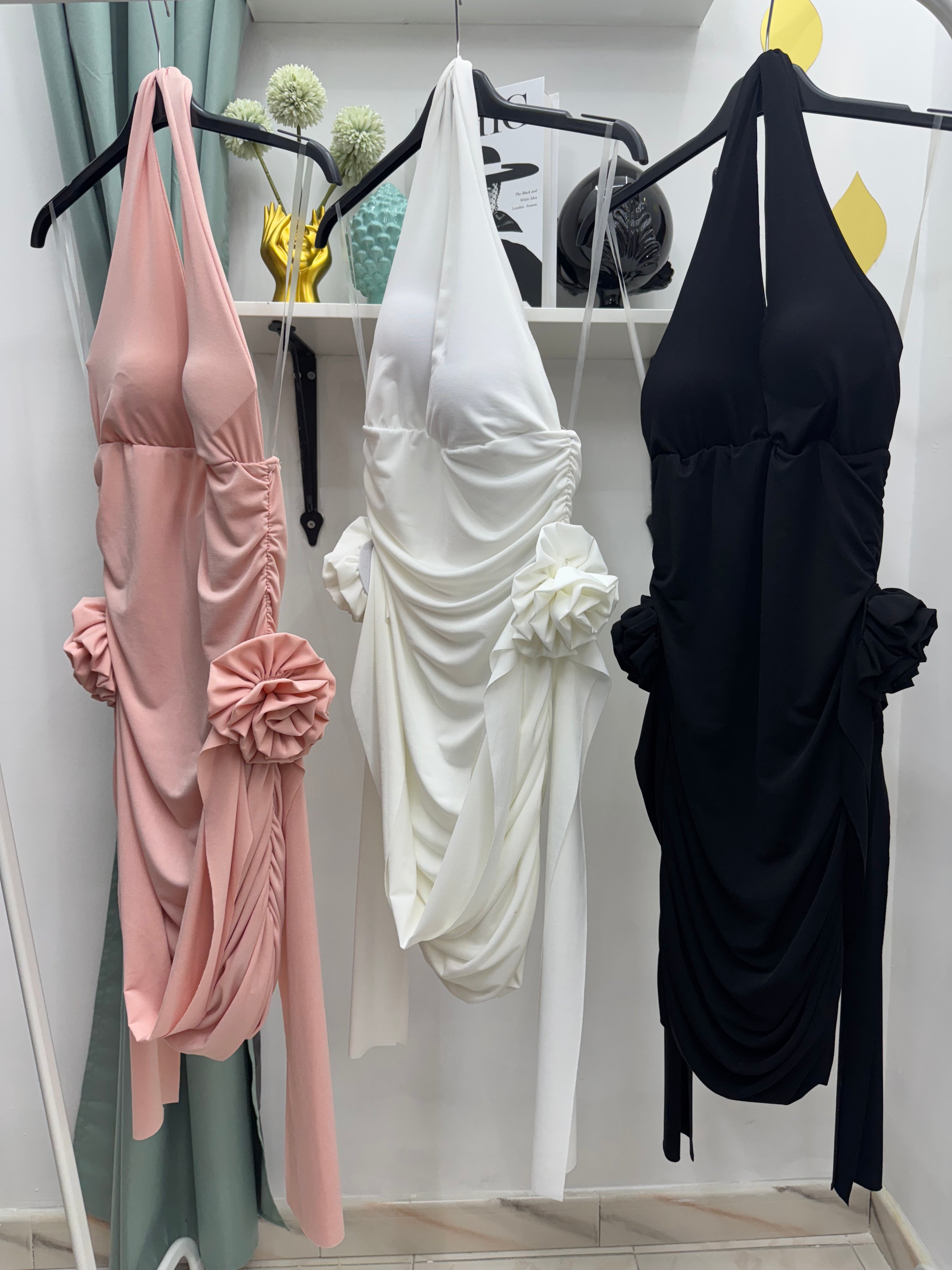 Eleganza scolpita nei dettagli – Vestito drappeggiato con rose laterali BIANCO