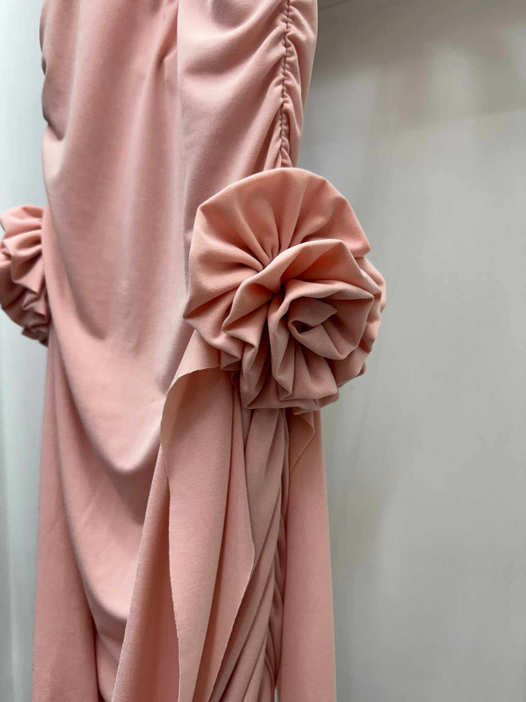 Eleganza scolpita nei dettagli – Vestito drappeggiato con rose laterali ROSA