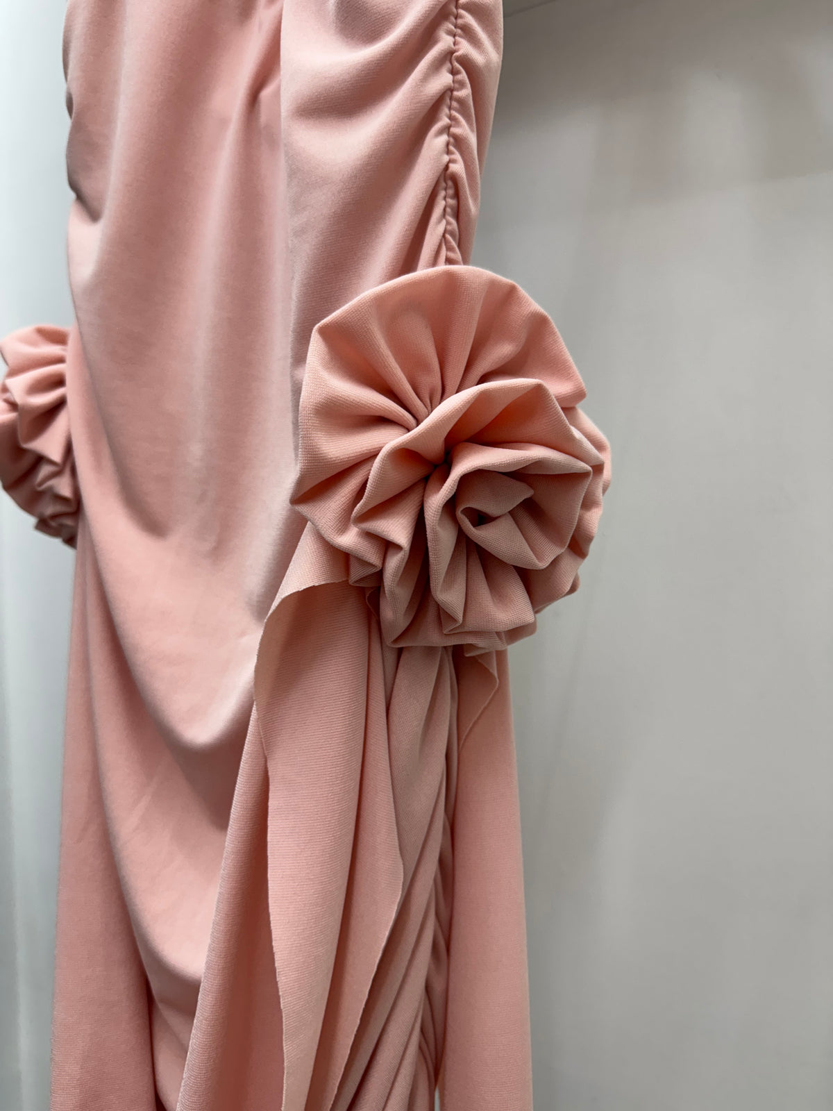 Eleganza scolpita nei dettagli – Vestito drappeggiato con rose laterali ROSA