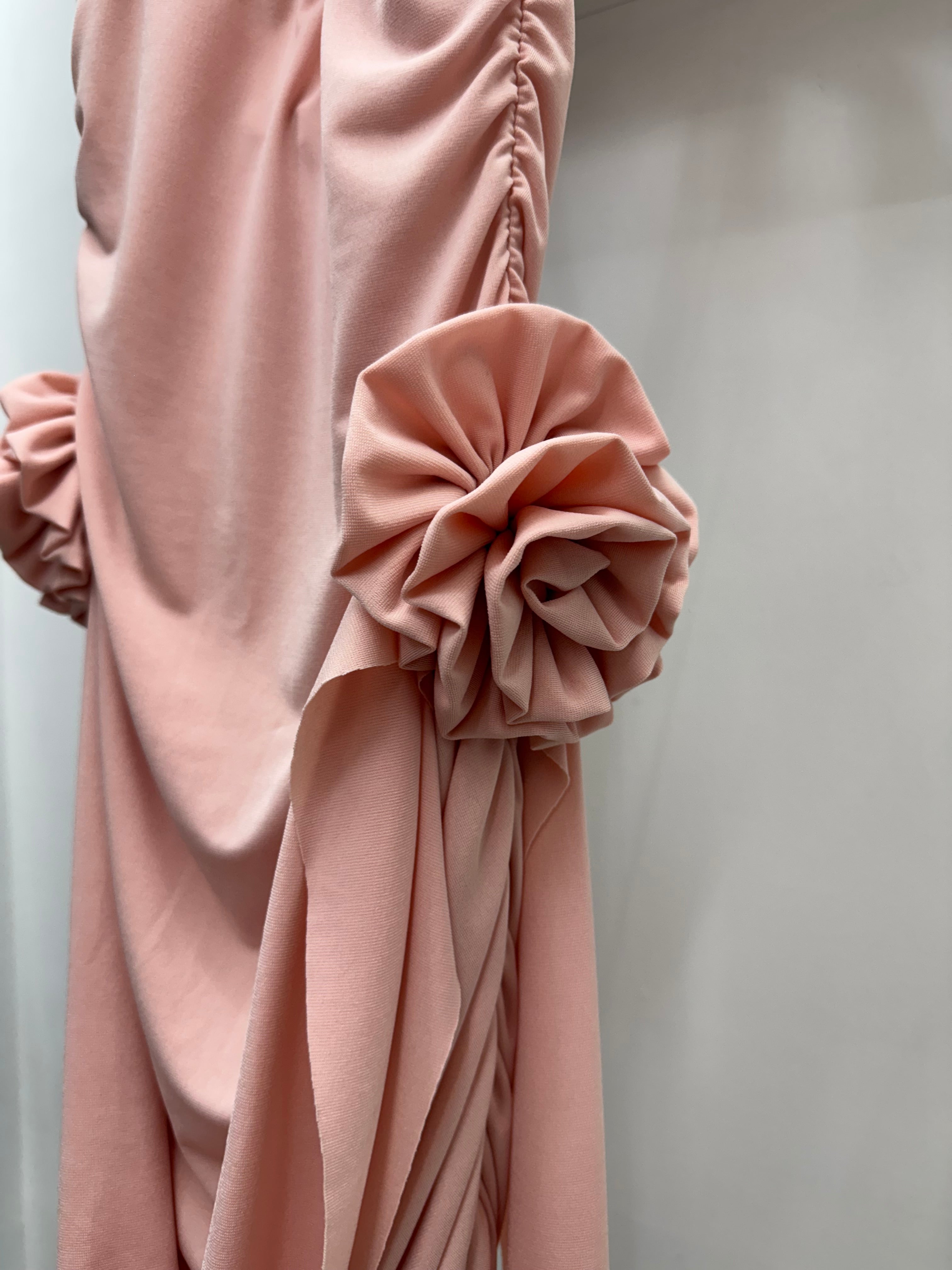 Eleganza scolpita nei dettagli – Vestito drappeggiato con rose laterali ROSA