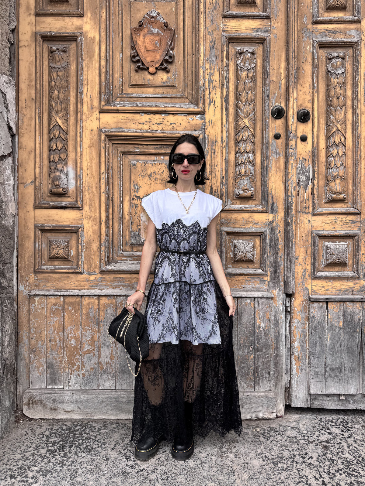 Abito Combinato White & Lace: T-shirt in Cotone e Sovrapposizione in Pizzo con Cintura