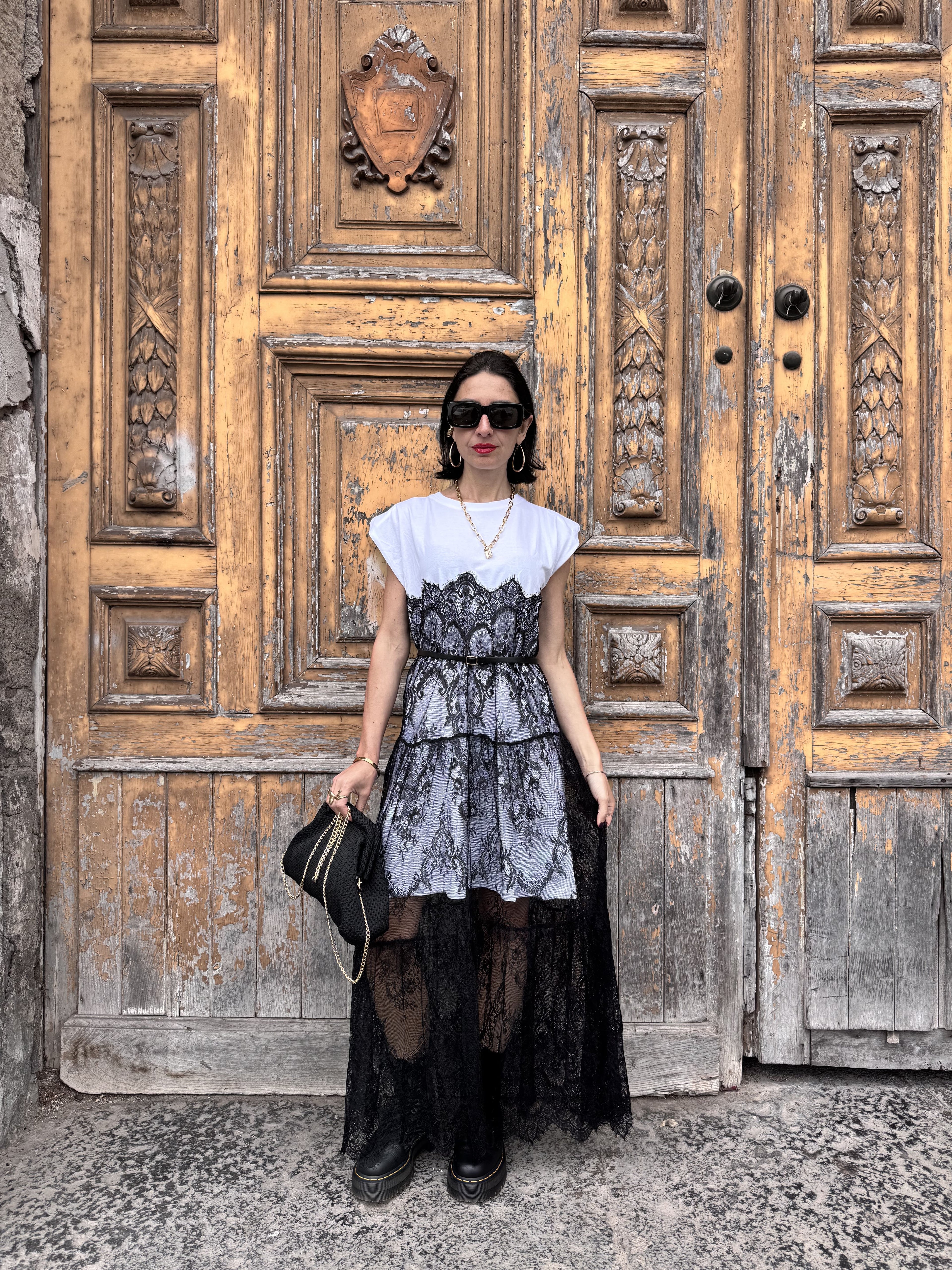 Abito Combinato White & Lace: T-shirt in Cotone e Sovrapposizione in Pizzo con Cintura