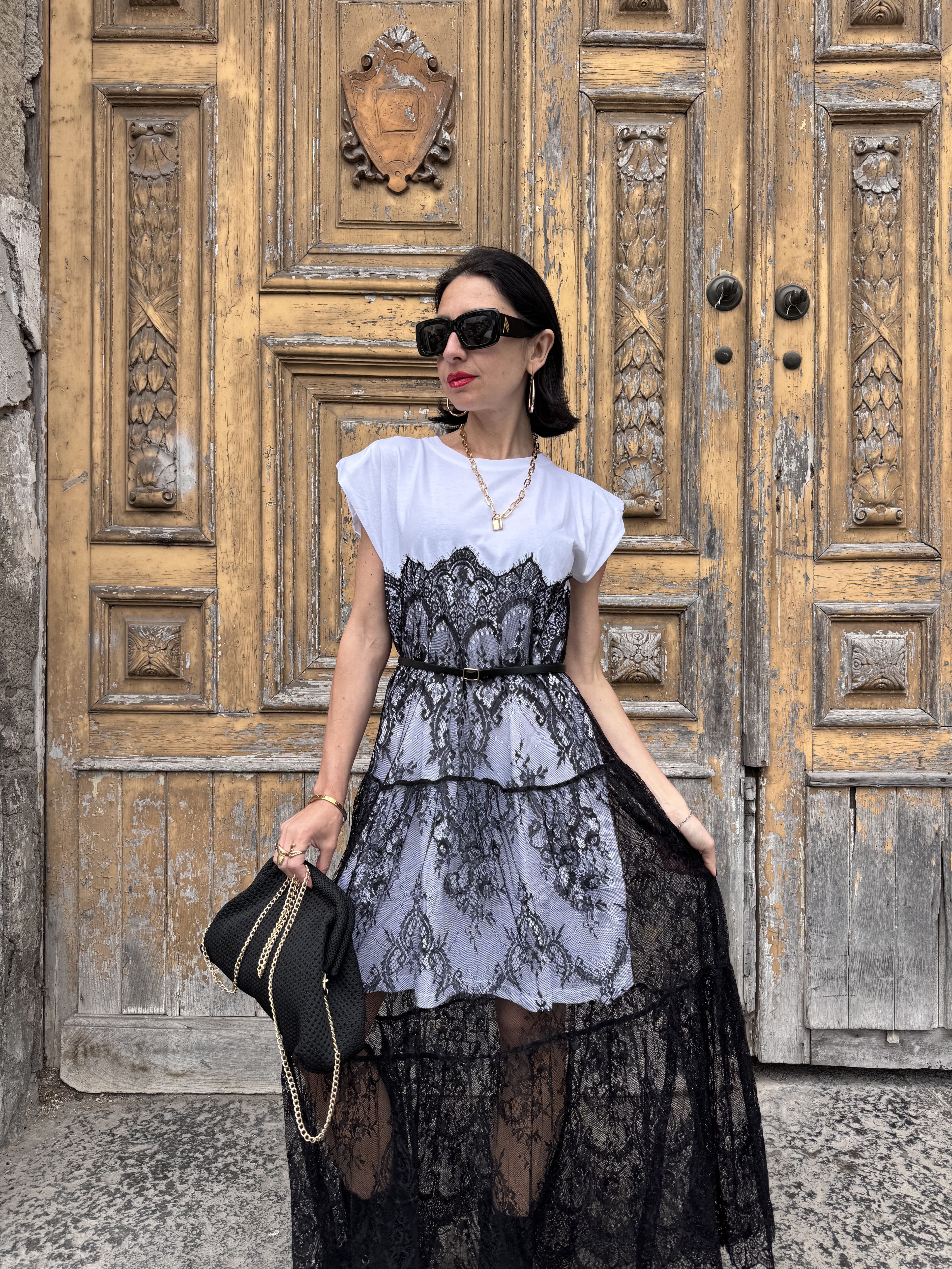 Abito Combinato White & Lace: T-shirt in Cotone e Sovrapposizione in Pizzo con Cintura