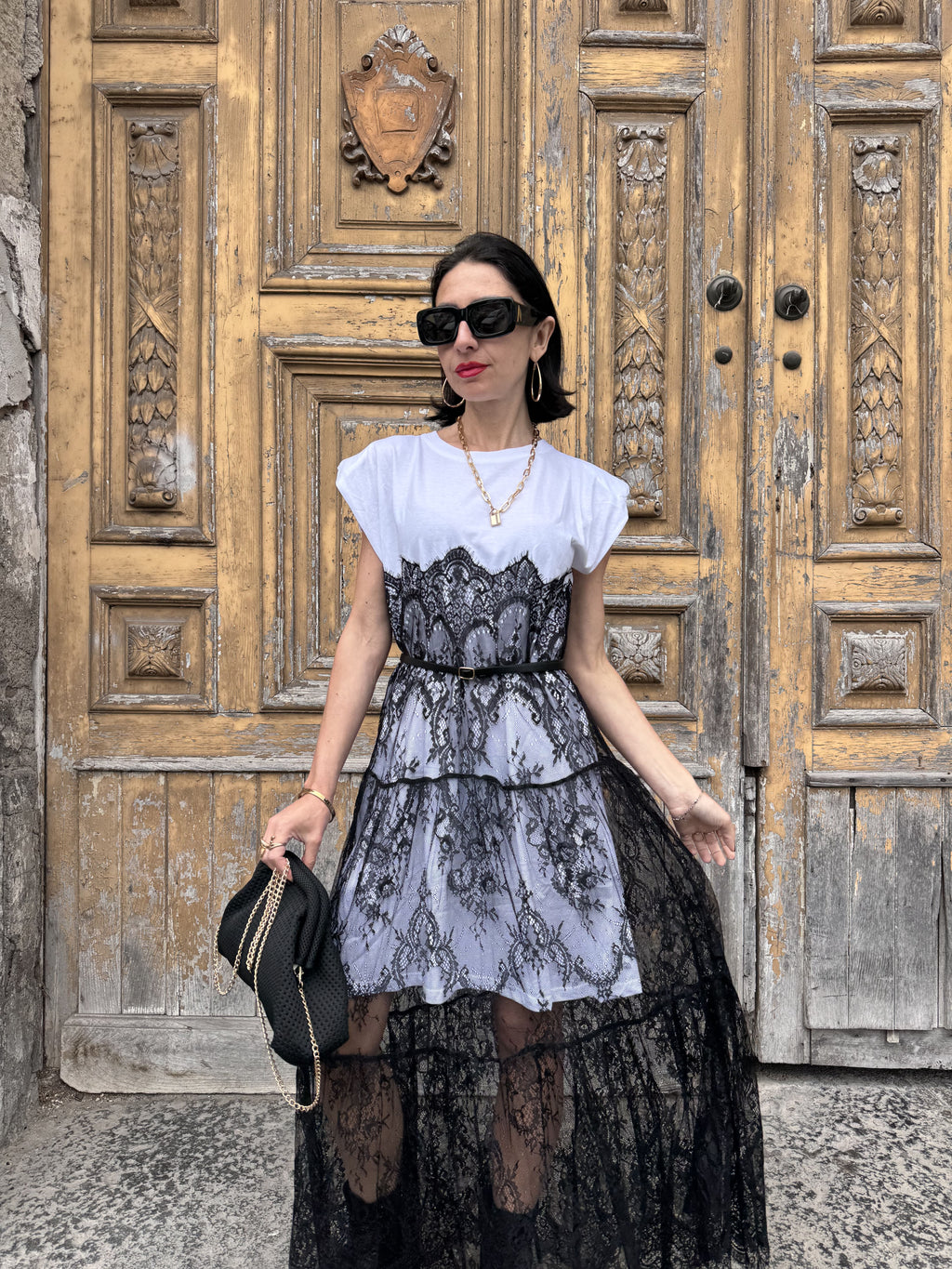 Abito Combinato White & Lace: T-shirt in Cotone e Sovrapposizione in Pizzo con Cintura