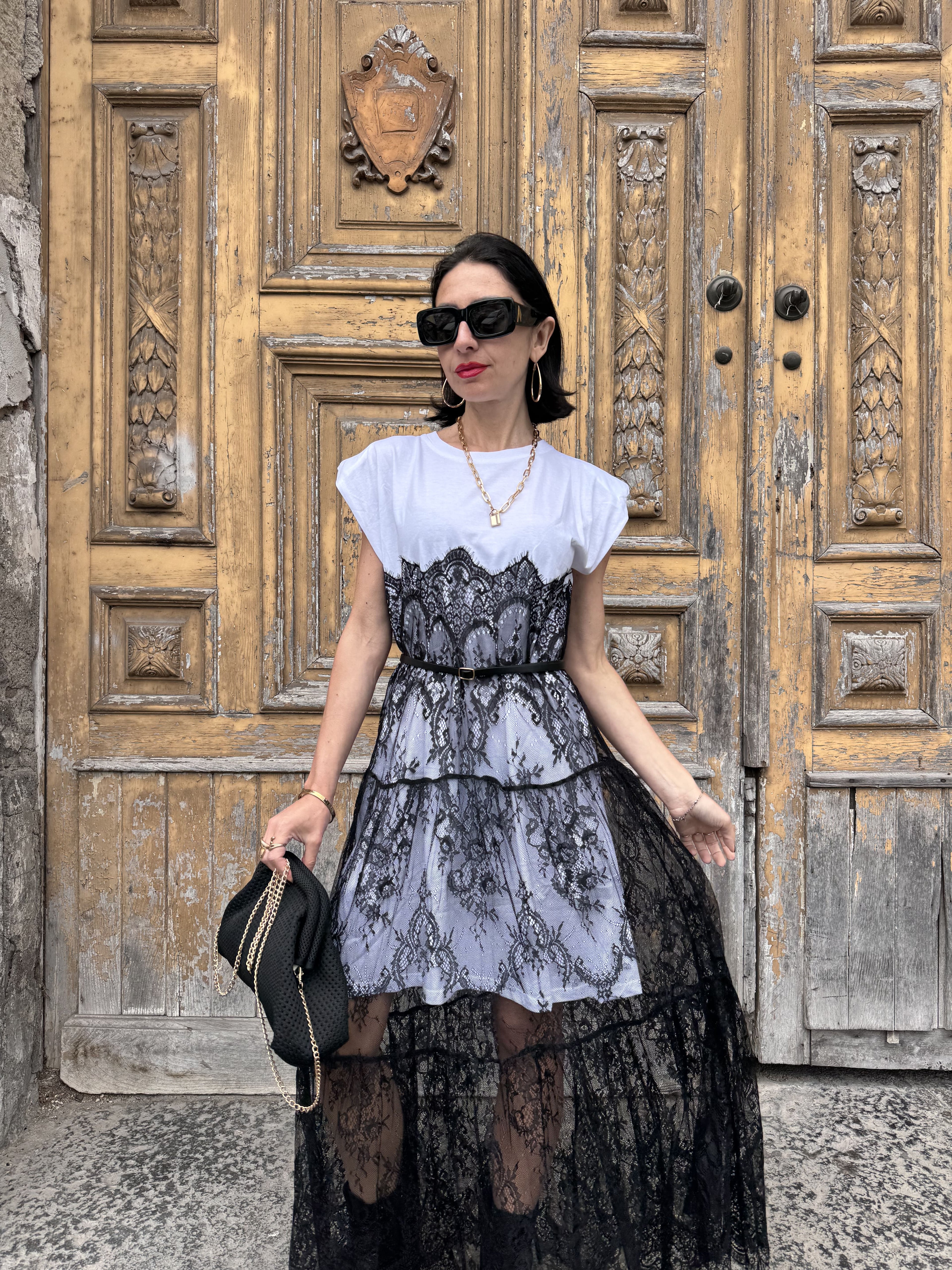 Abito Combinato White & Lace: T-shirt in Cotone e Sovrapposizione in Pizzo con Cintura