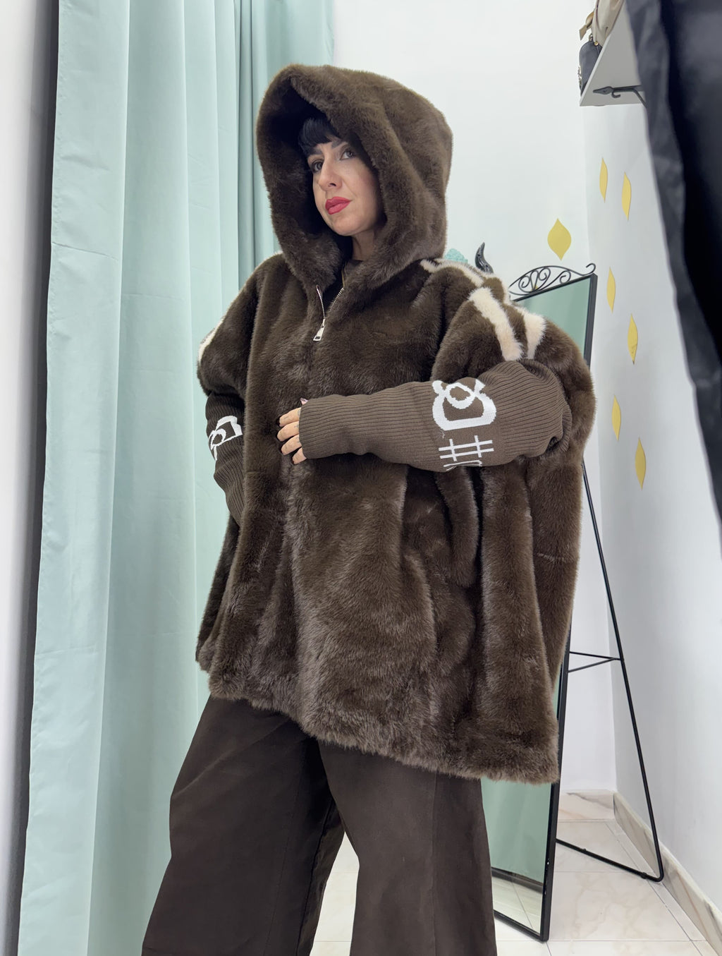 Ecofur con cappuccio oversize con interno in montone ecologico e bande laterali – S–XXL