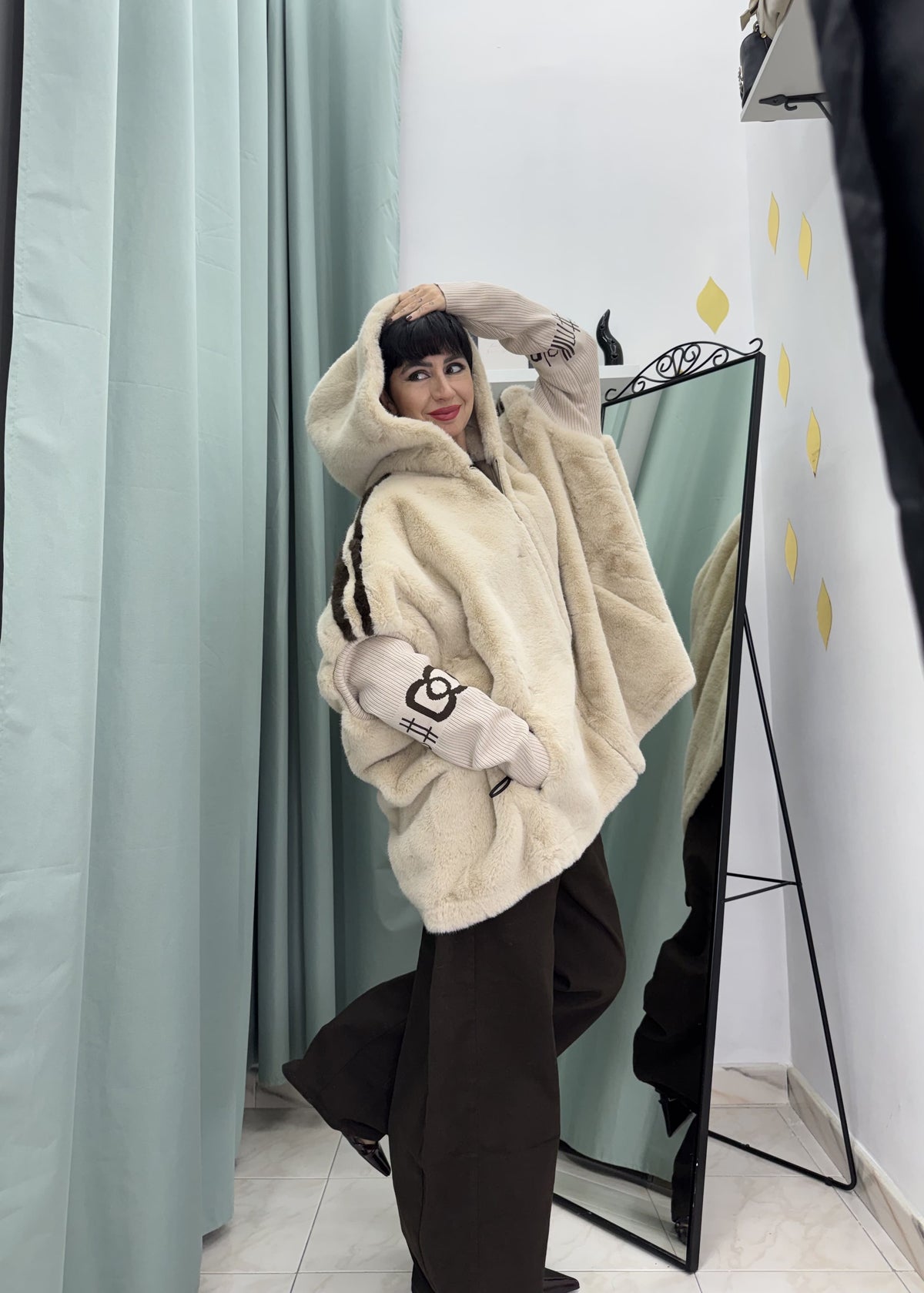 Ecofur con cappuccio oversize con interno in montone ecologico e bande laterali – S–XXL
