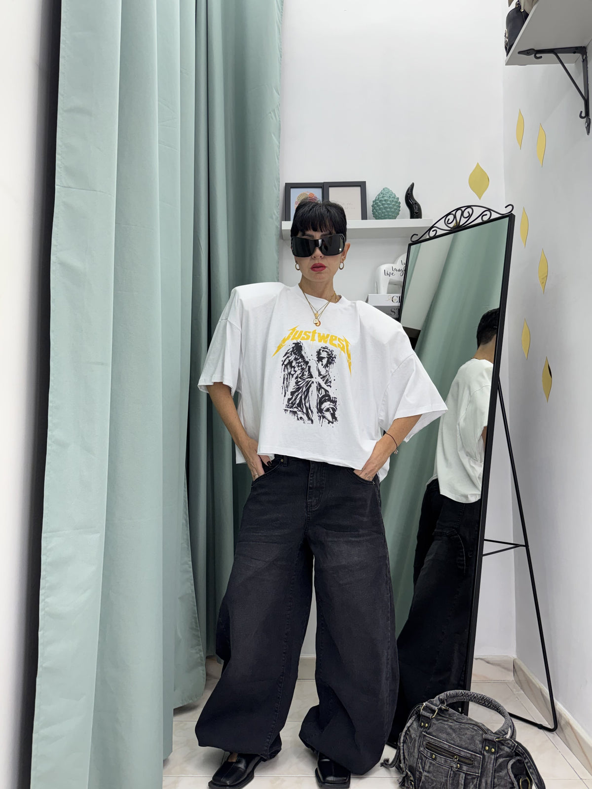 Maxi T-Shirt Corta Boxy Fit Just West con Maxi Spalline e Grafica Angelo | 100% Cotone
