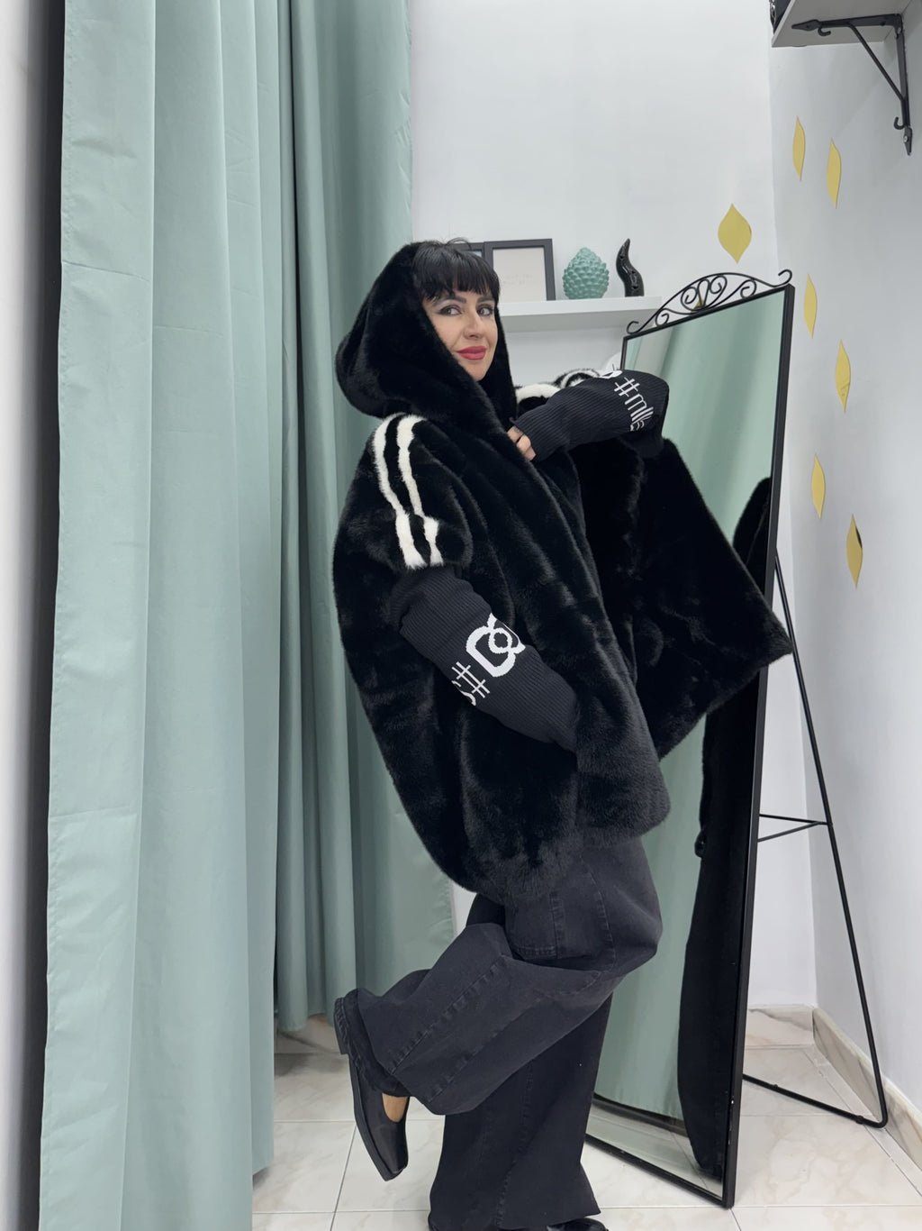 Ecofur con cappuccio oversize con interno in montone ecologico e bande laterali – S–XXL