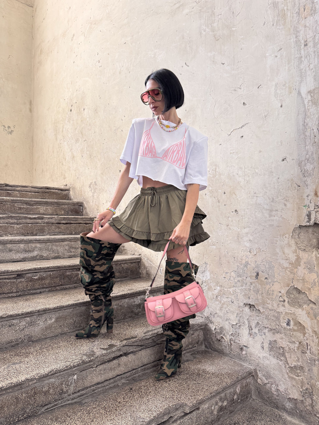 Crop Top con Spalline Imbottite e Taglio Vivo Stampa "Airbag"