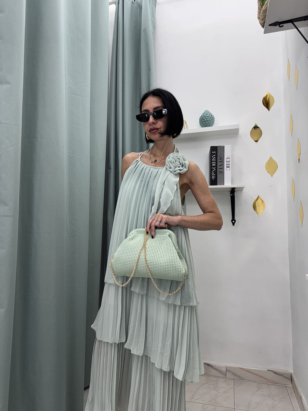 Abito Lungo Plissé a Balze con Fiore 3D – Eleganza Leggera