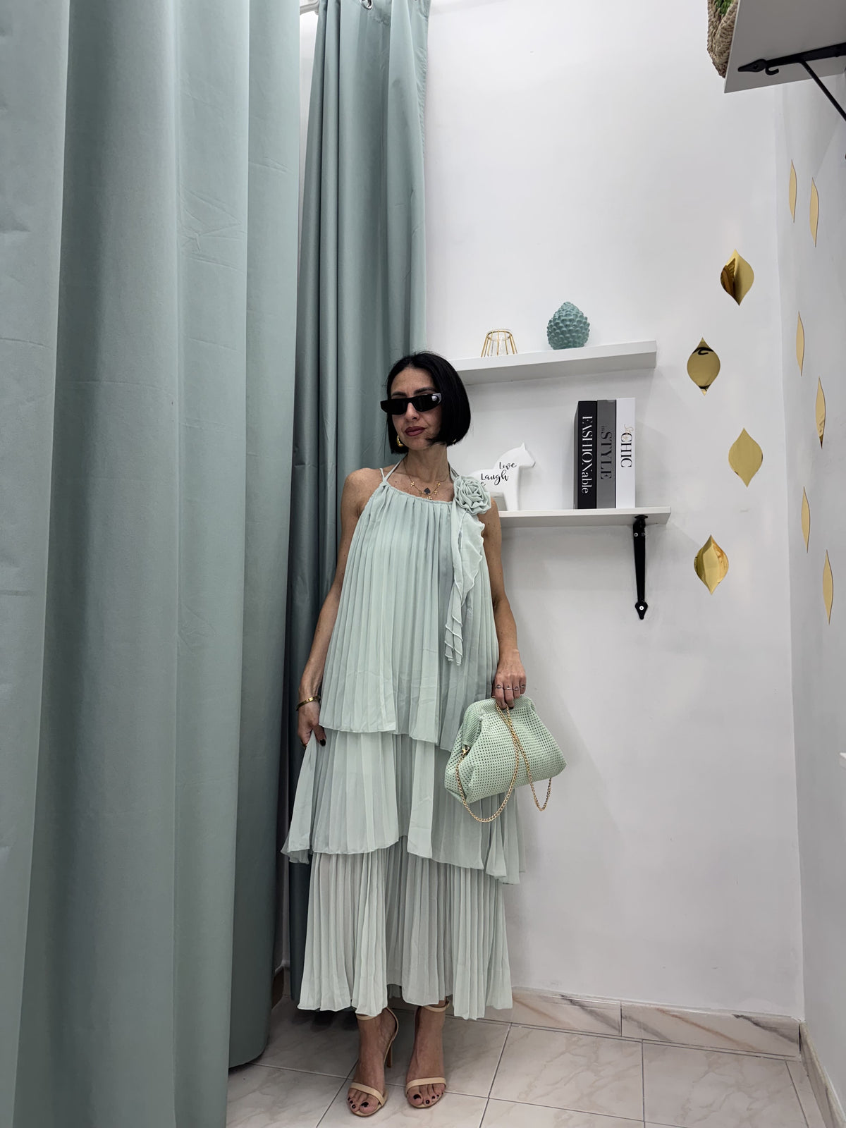 Abito Lungo Plissé a Balze con Fiore 3D – Eleganza Leggera