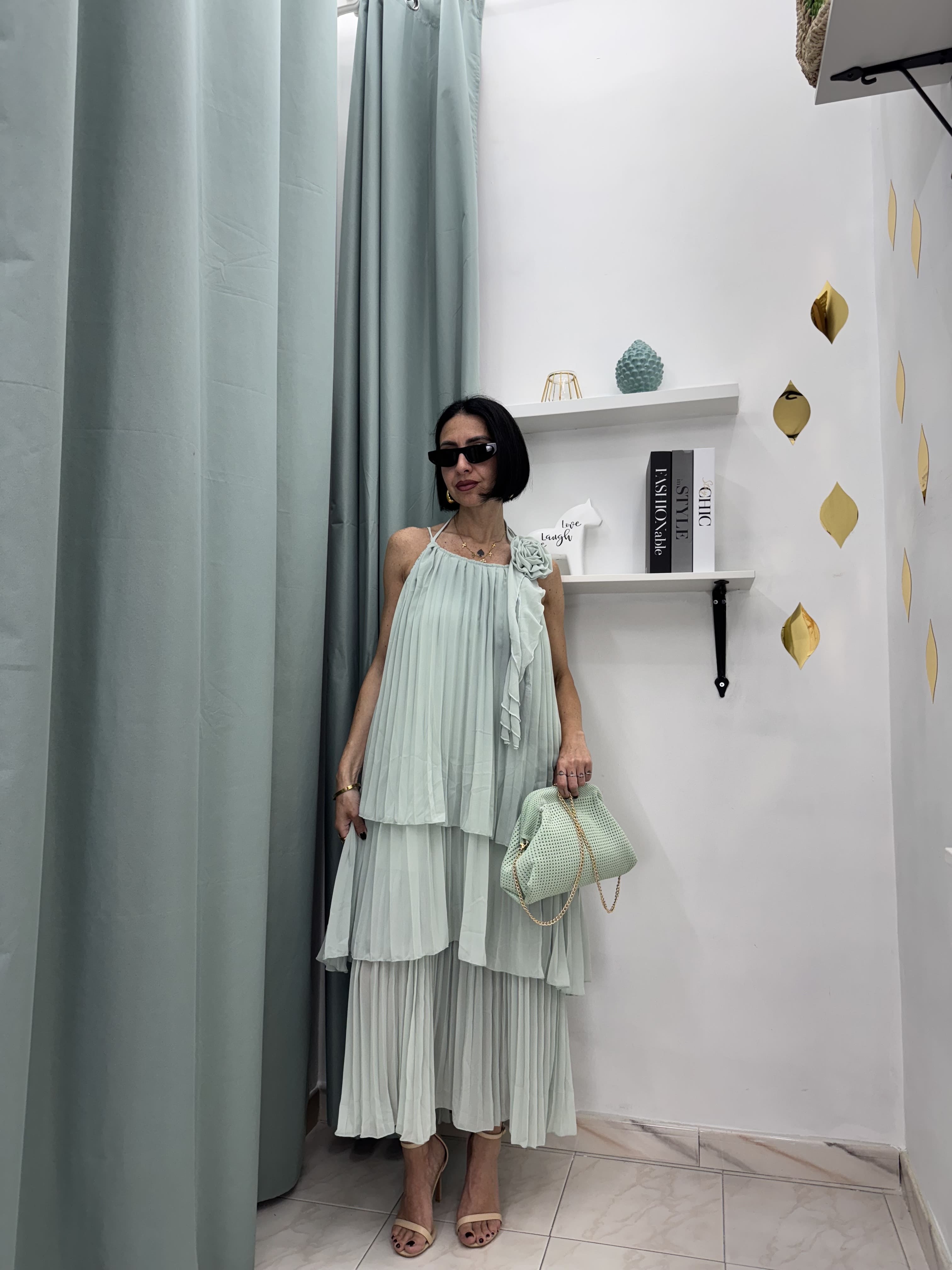 Abito Lungo Plissé a Balze con Fiore 3D – Eleganza Leggera