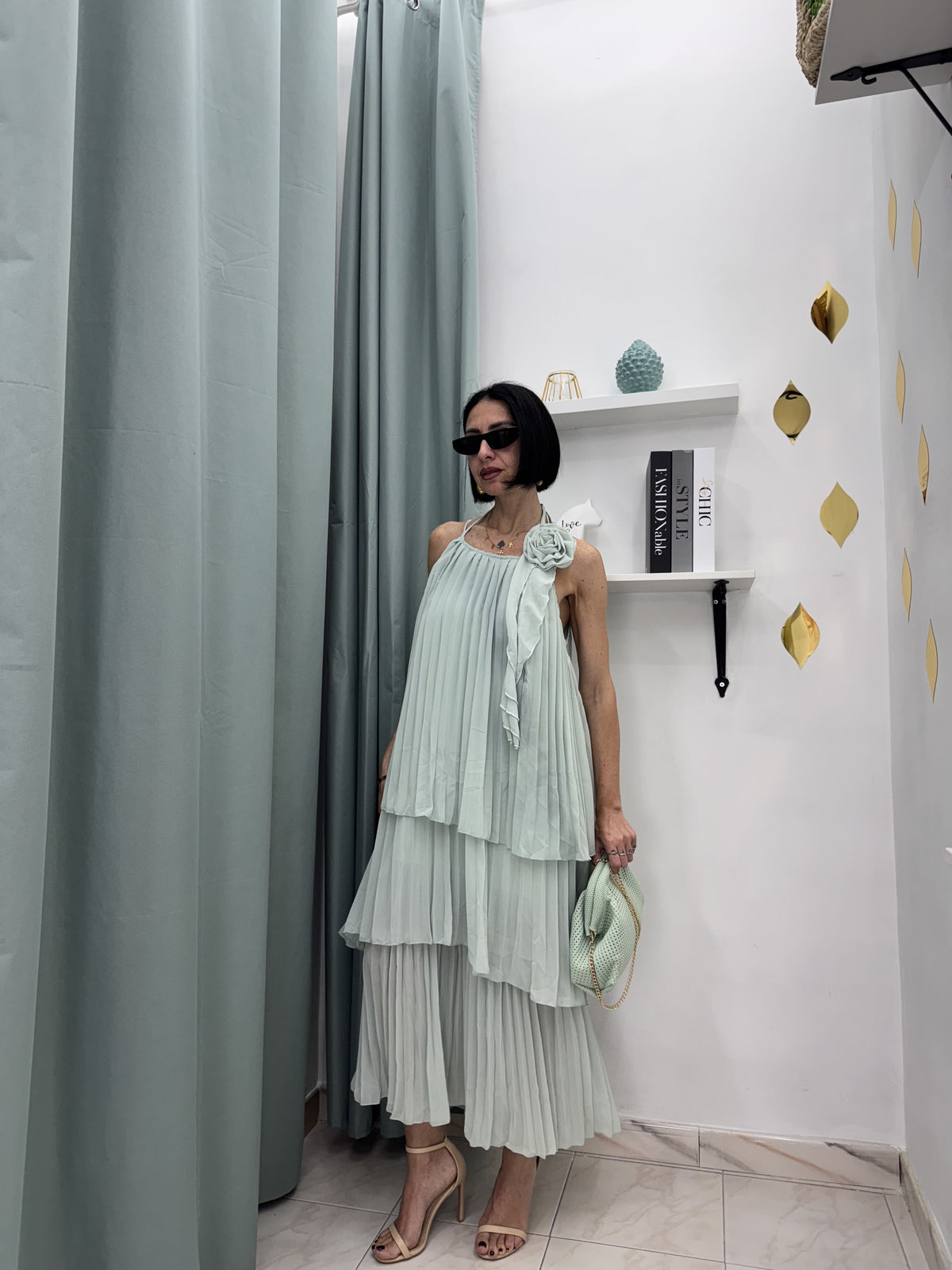 Abito Lungo Plissé a Balze con Fiore 3D – Eleganza Leggera
