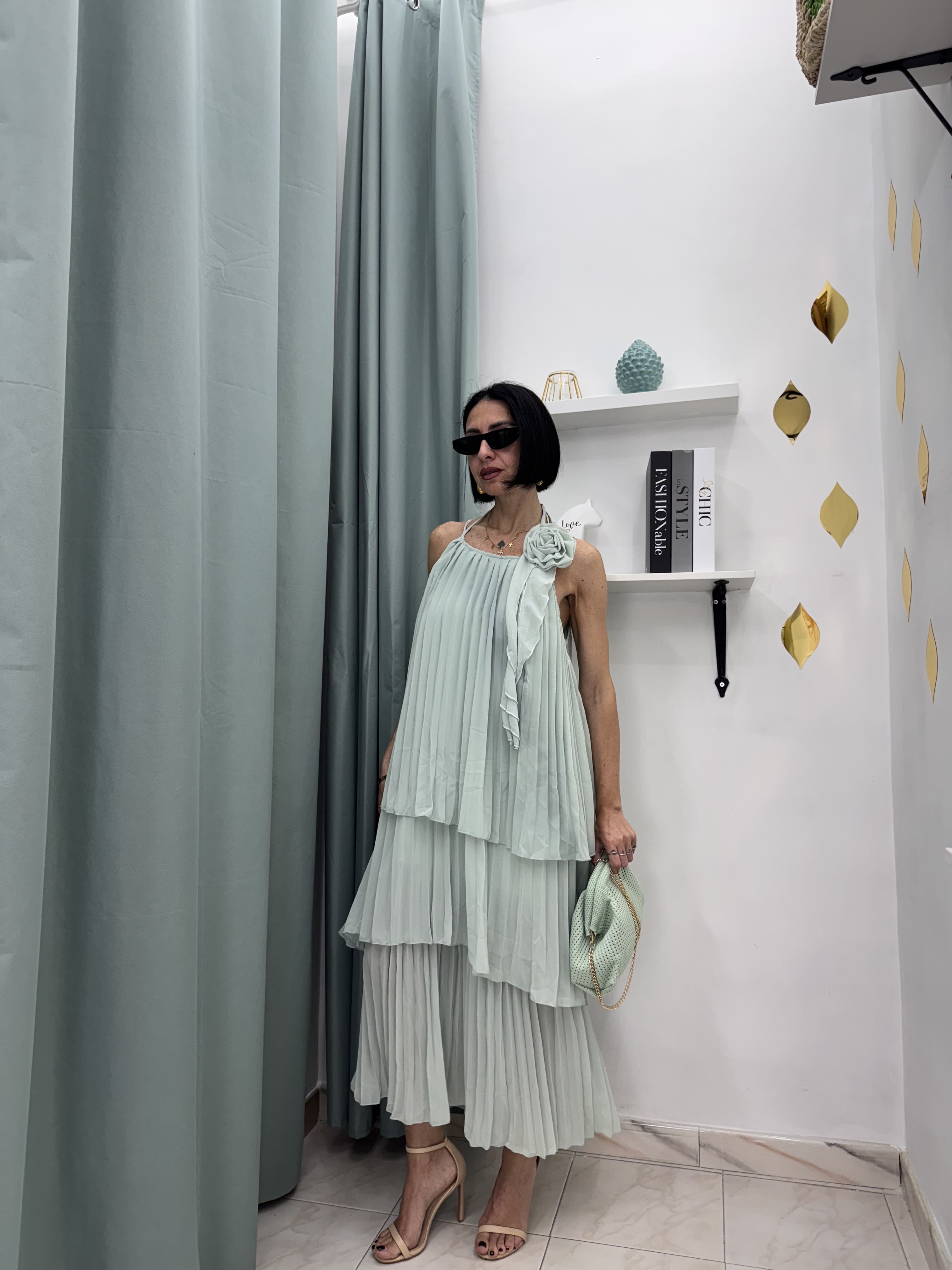 Abito Lungo Plissé a Balze con Fiore 3D – Eleganza Leggera