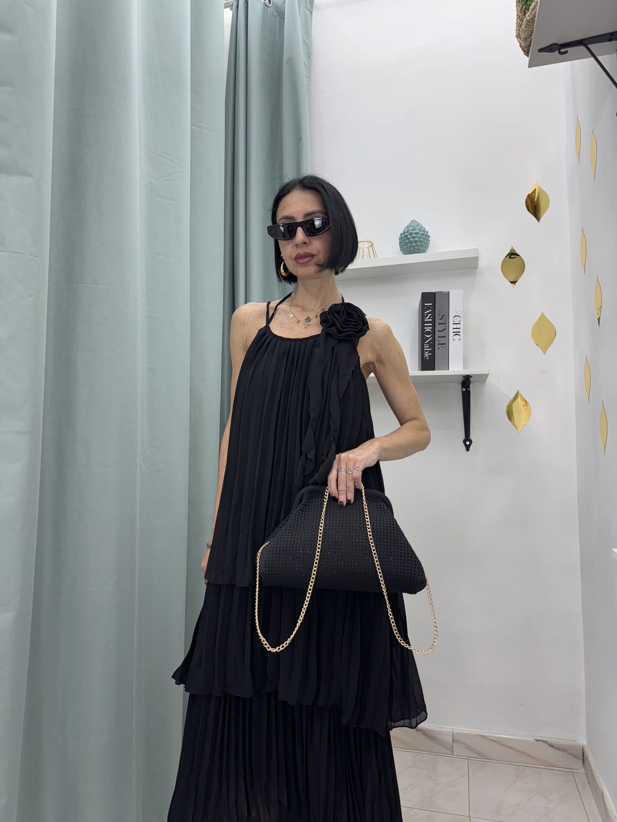 Abito Lungo Plissé a Balze con Fiore 3D – Eleganza Leggera