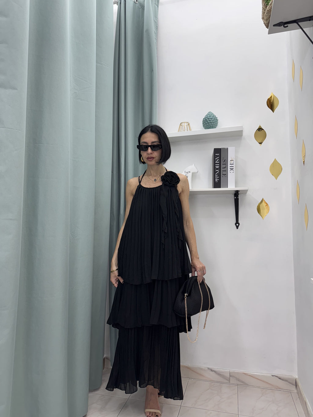 Abito Lungo Plissé a Balze con Fiore 3D – Eleganza Leggera