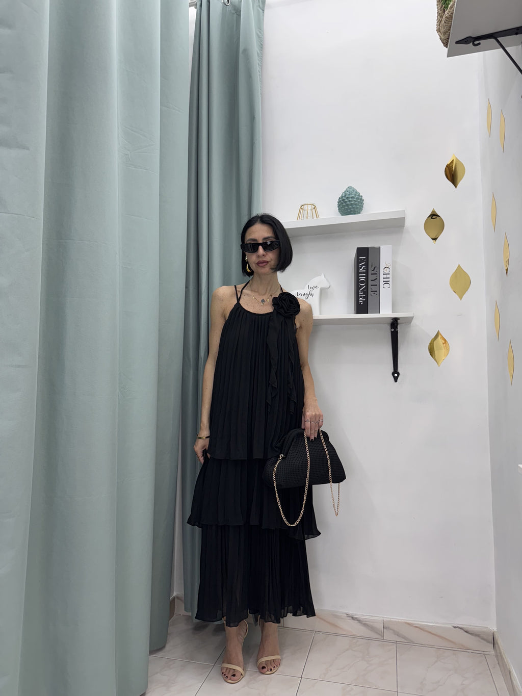 Abito Lungo Plissé a Balze con Fiore 3D – Eleganza Leggera