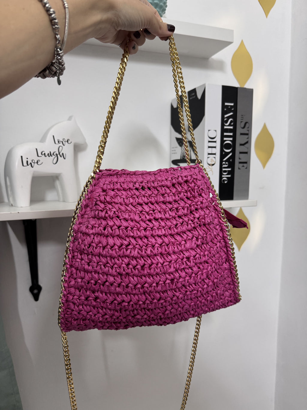 Borsa in Rafia Fucsia con Catena Dorata – L'Accessorio Summer Glam