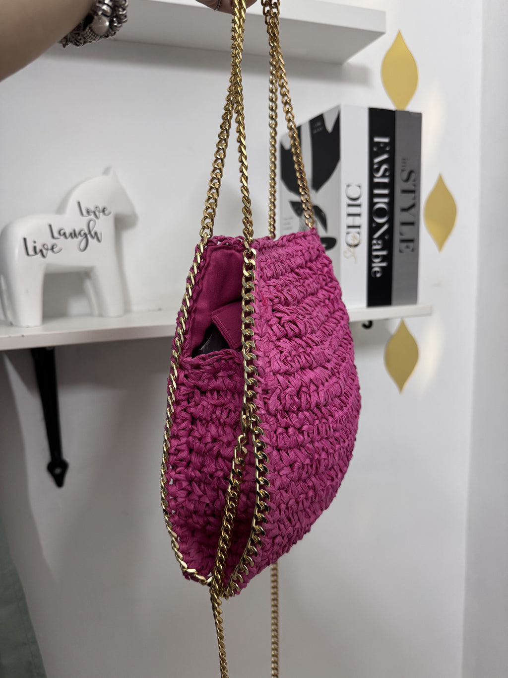Borsa in Rafia Fucsia con Catena Dorata – L'Accessorio Summer Glam