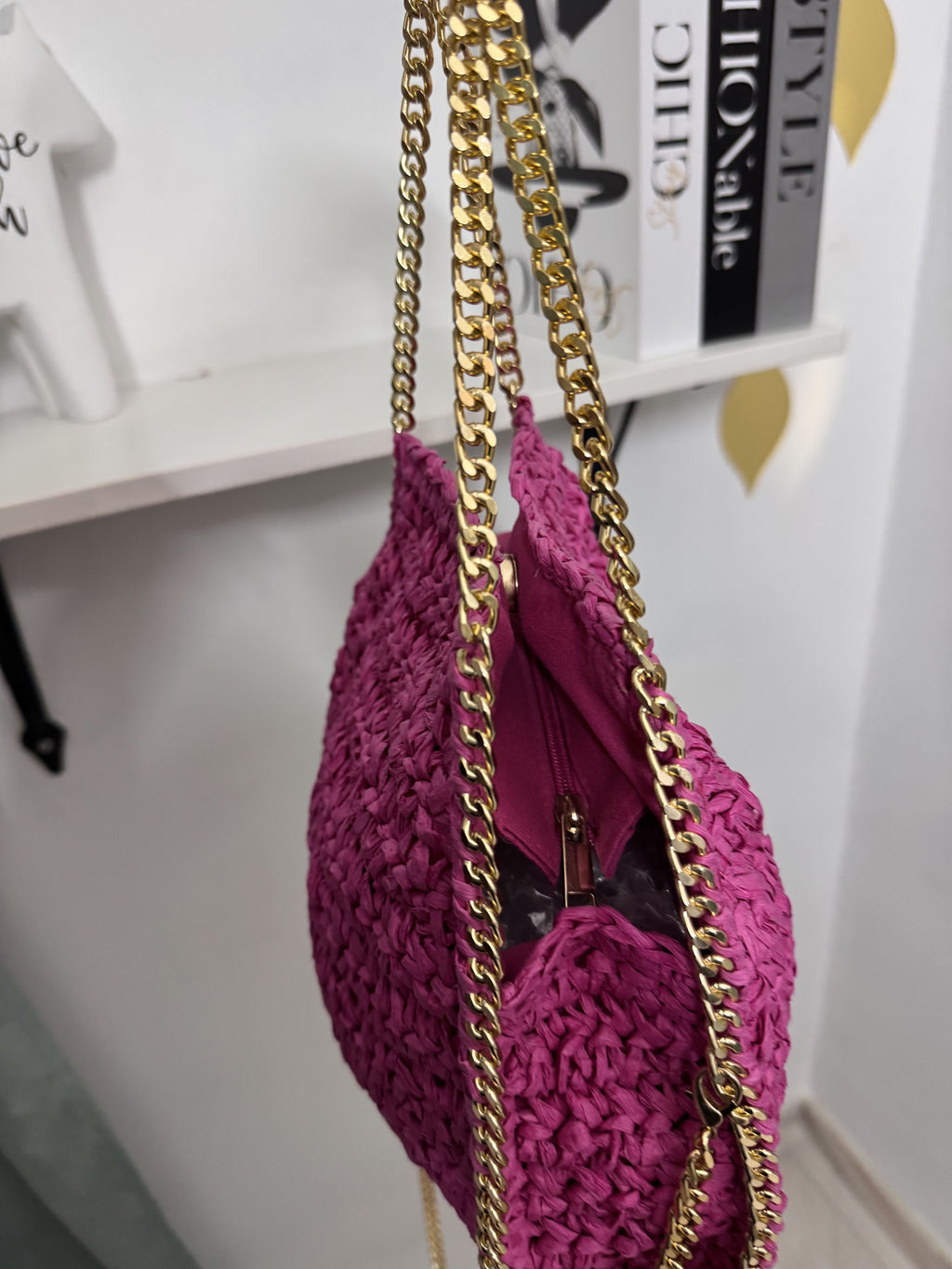 Borsa in Rafia Fucsia con Catena Dorata – L'Accessorio Summer Glam