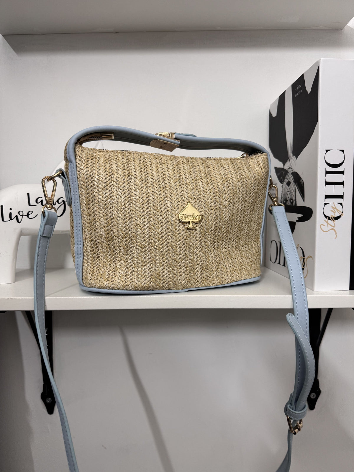 Borsa in Rafia Naturale e Dettagli Celestiali – L'Eleganza dell'Estate