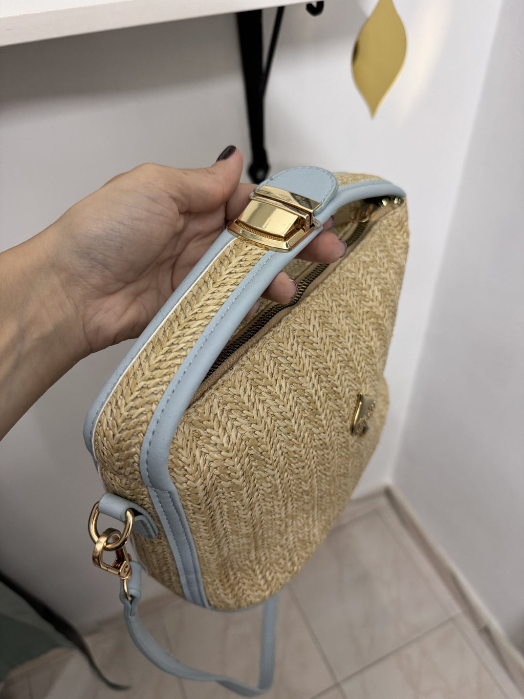 Borsa in Rafia Naturale e Dettagli Celestiali – L'Eleganza dell'Estate