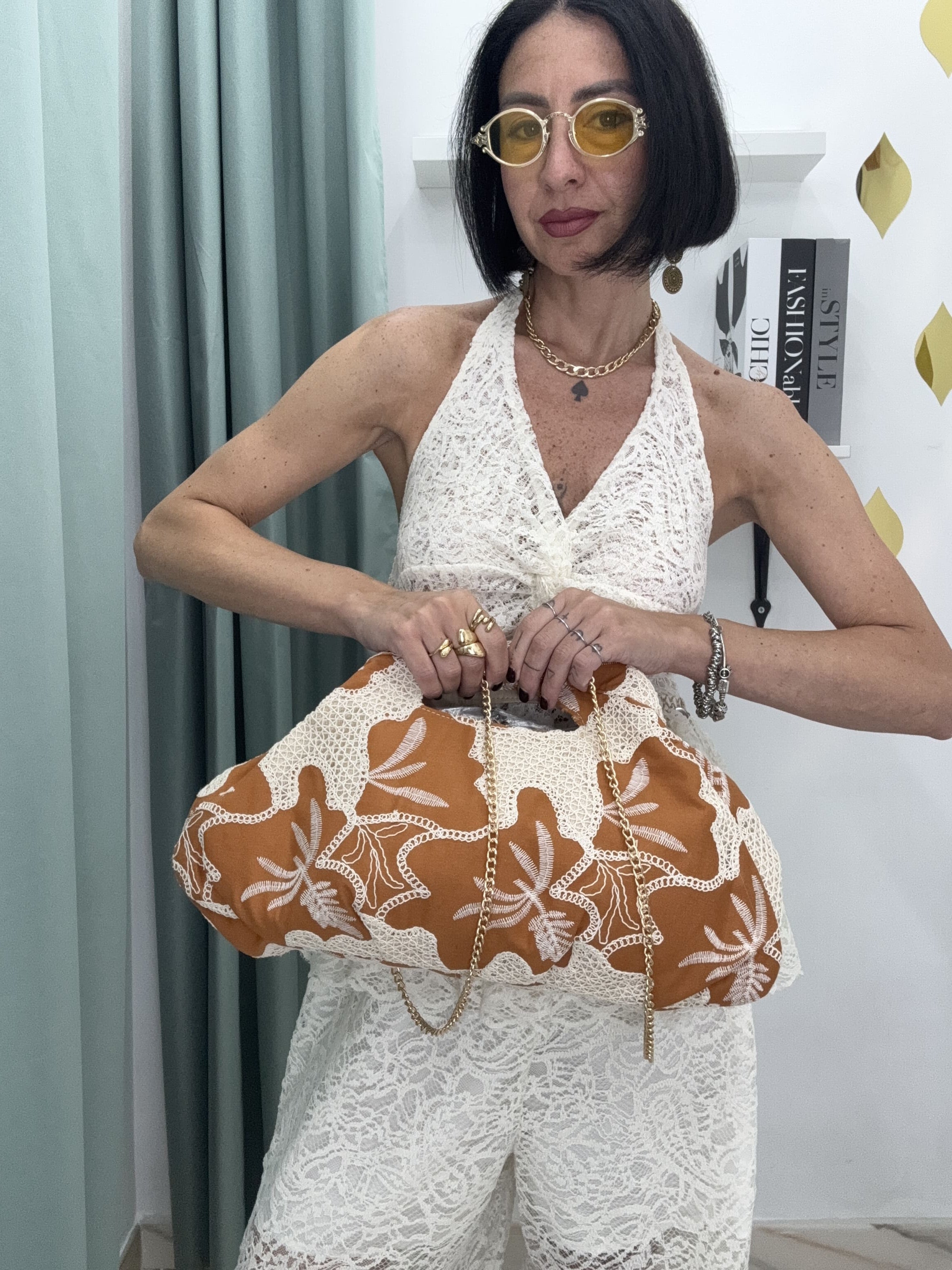 Borsa Clutch a Mano Ricamata con Tracolla a Catena – Disponibile in 4 Colori Chic