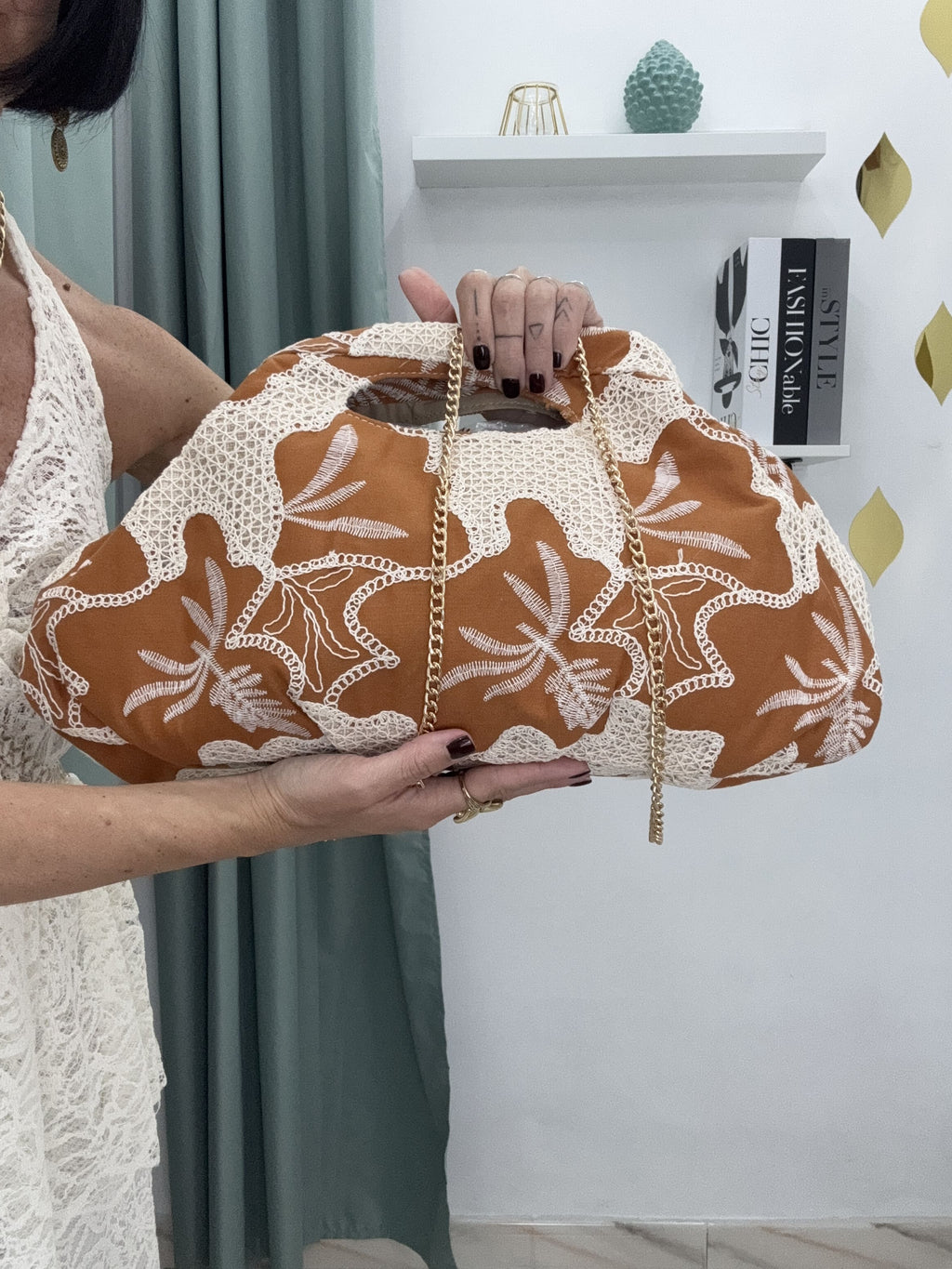 Borsa Clutch a Mano Ricamata con Tracolla a Catena – Disponibile in 4 Colori Chic