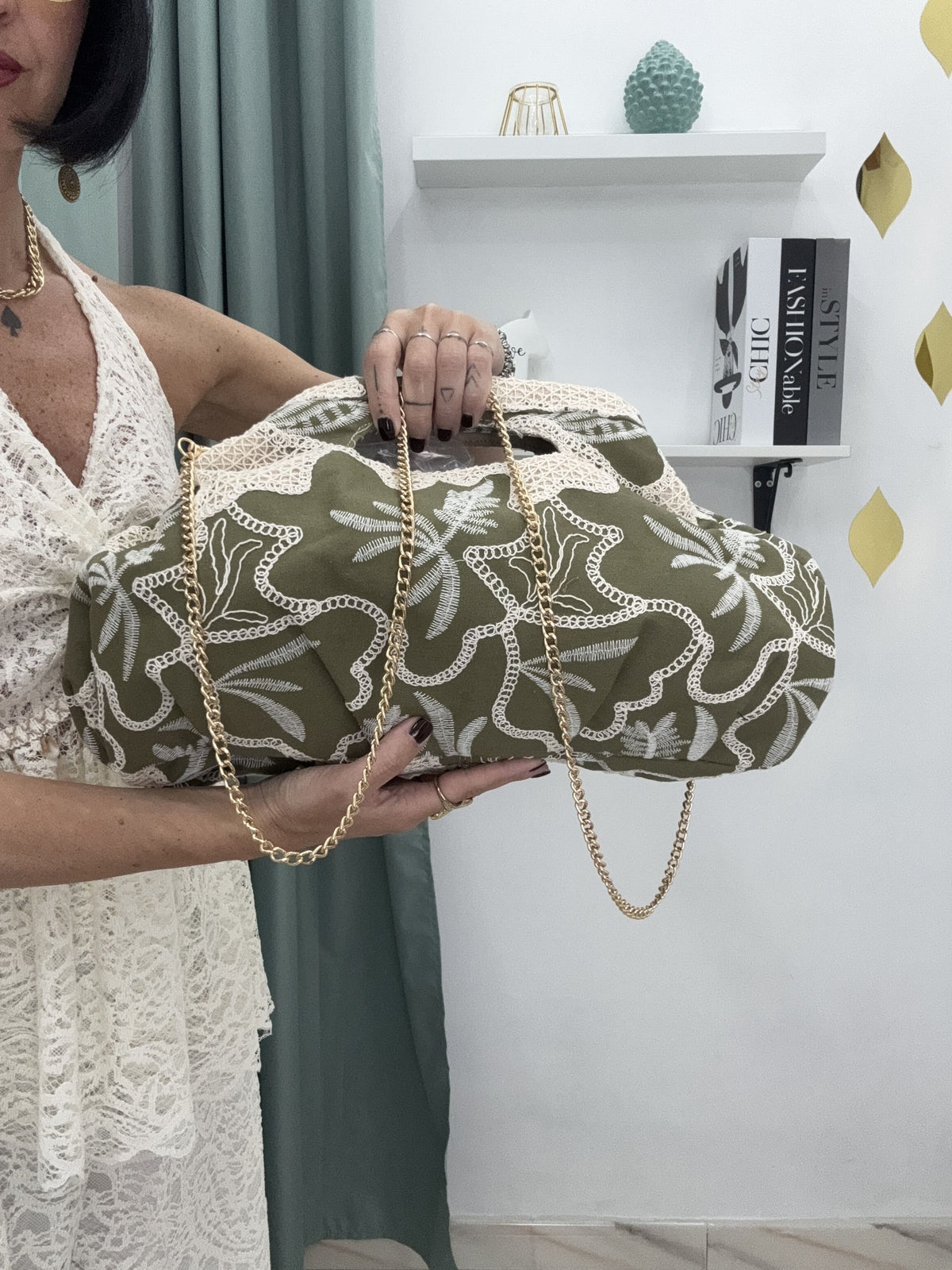 Borsa Clutch a Mano Ricamata con Tracolla a Catena – Disponibile in 4 Colori Chic