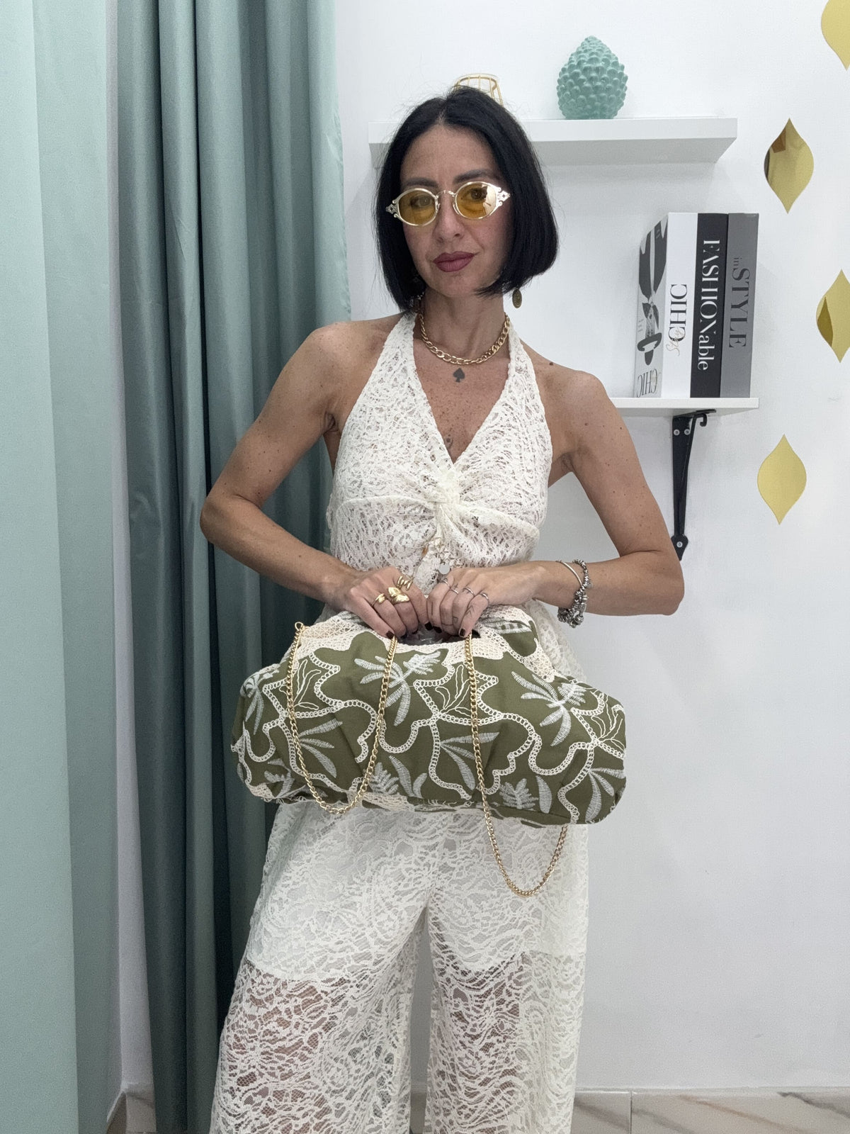 Borsa Clutch a Mano Ricamata con Tracolla a Catena – Disponibile in 4 Colori Chic