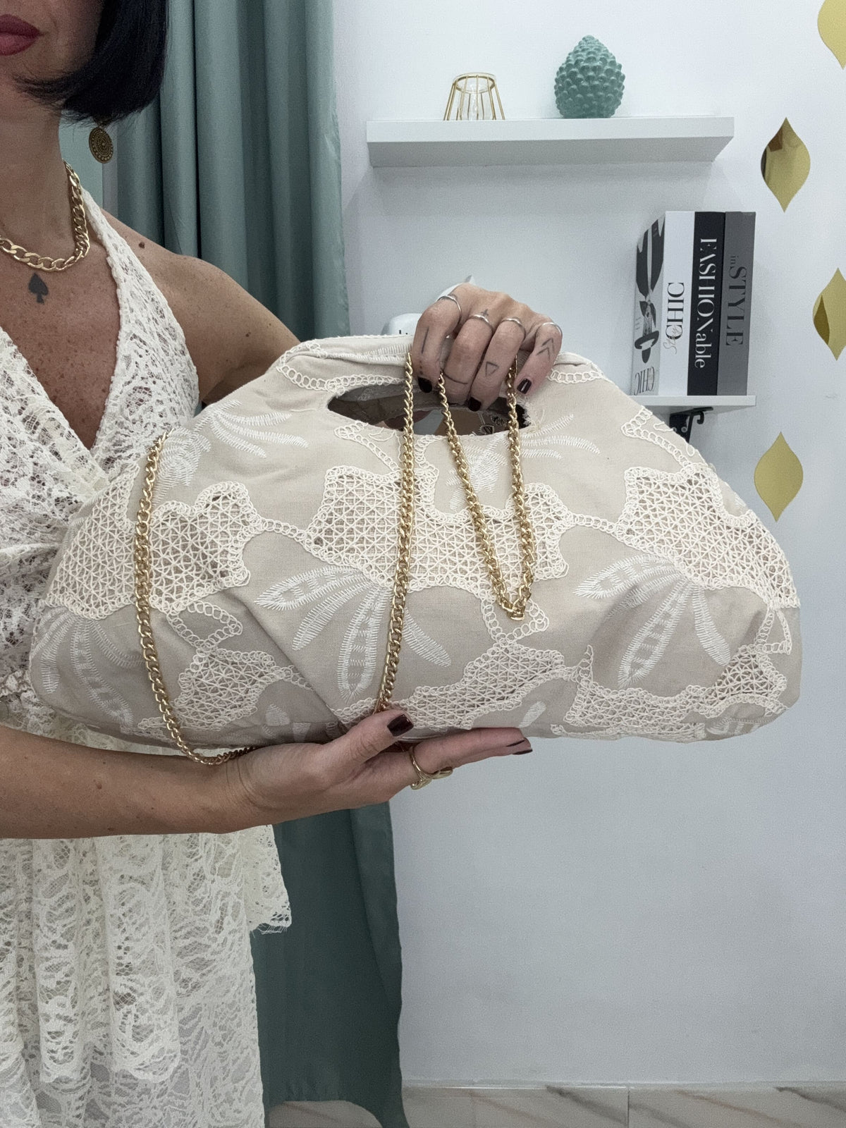Borsa Clutch a Mano Ricamata con Tracolla a Catena – Disponibile in 4 Colori Chic